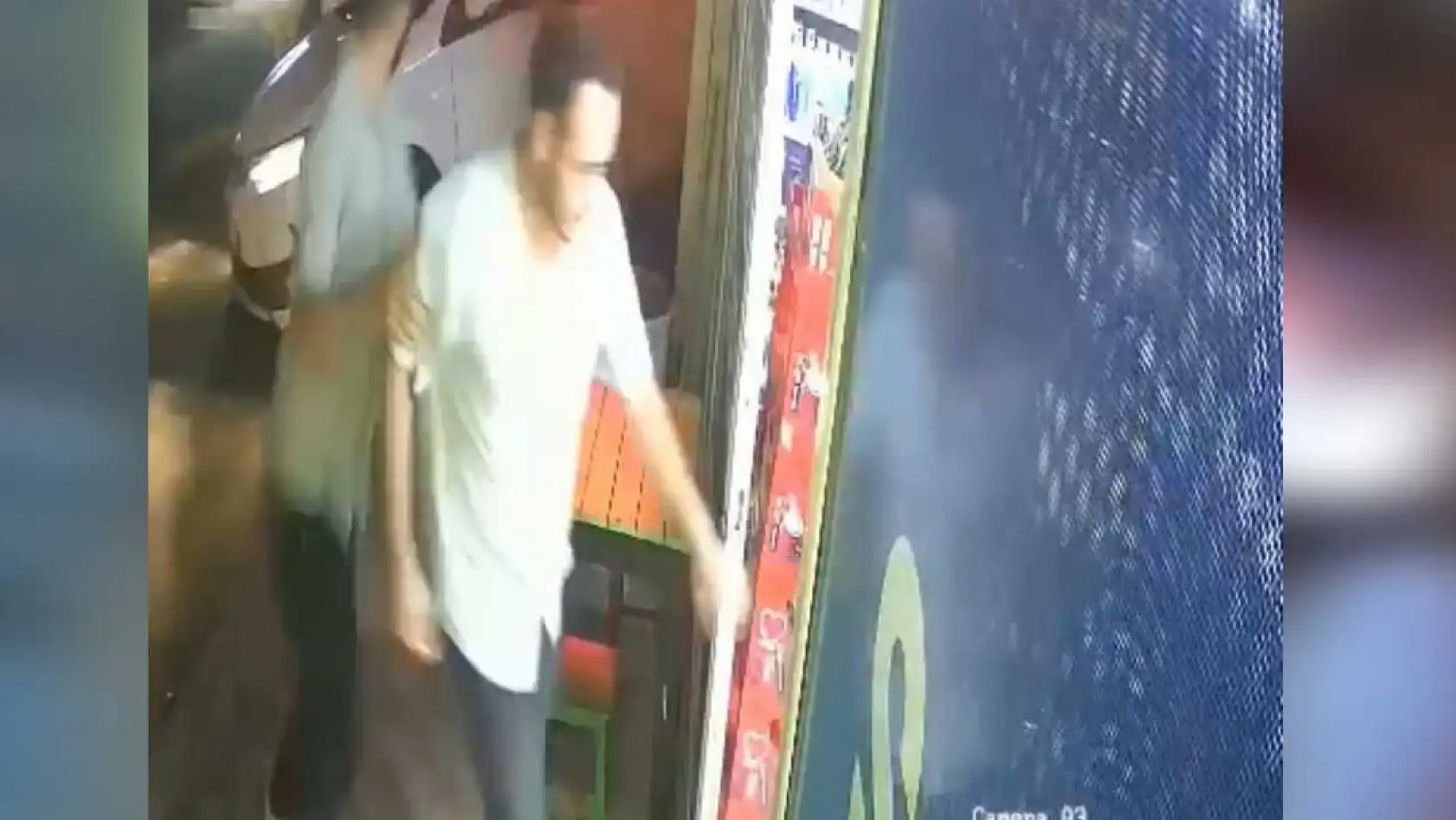 Bodrum'da alkollü sürücü ortalığı birbirine kattı: iş yerlerine ve araçlara çarptı