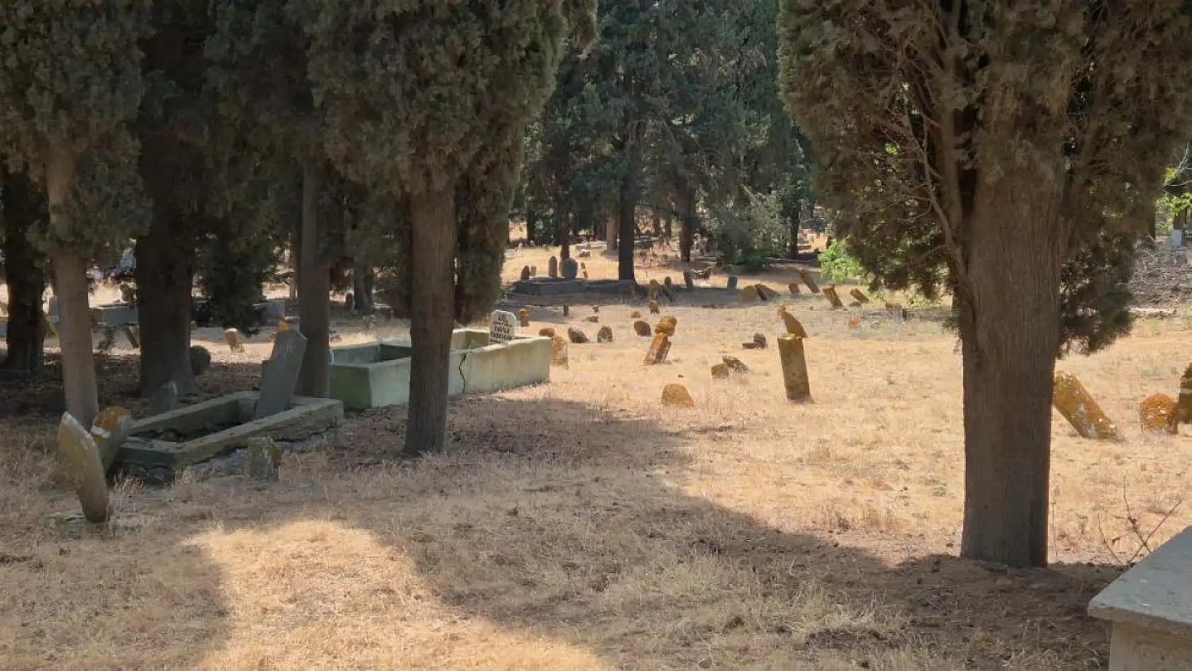 İnsana mezarda bile rahat yok