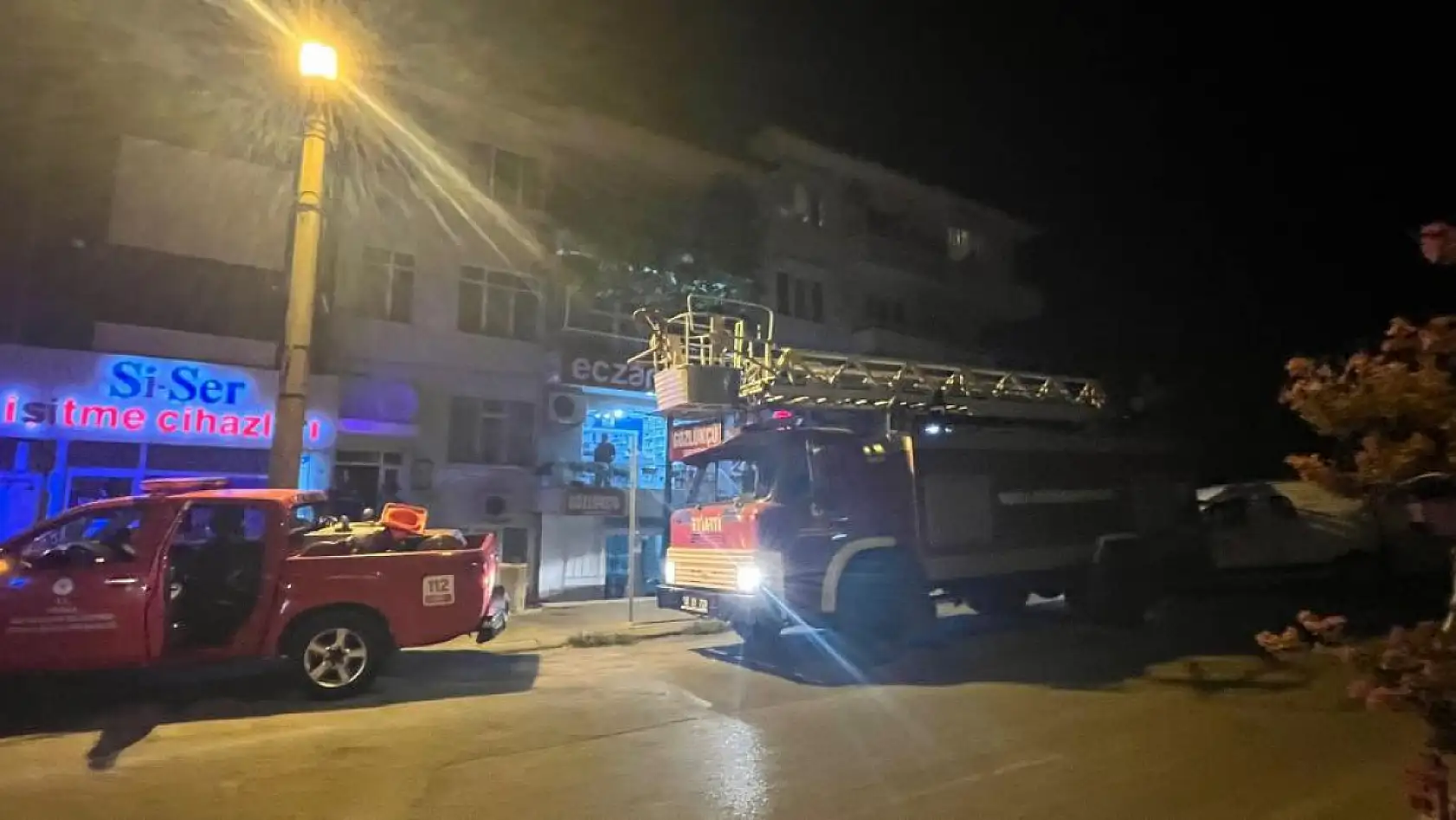 Menteşe'de çatıya atılan sigara itfaiyeyi alarma geçirdi