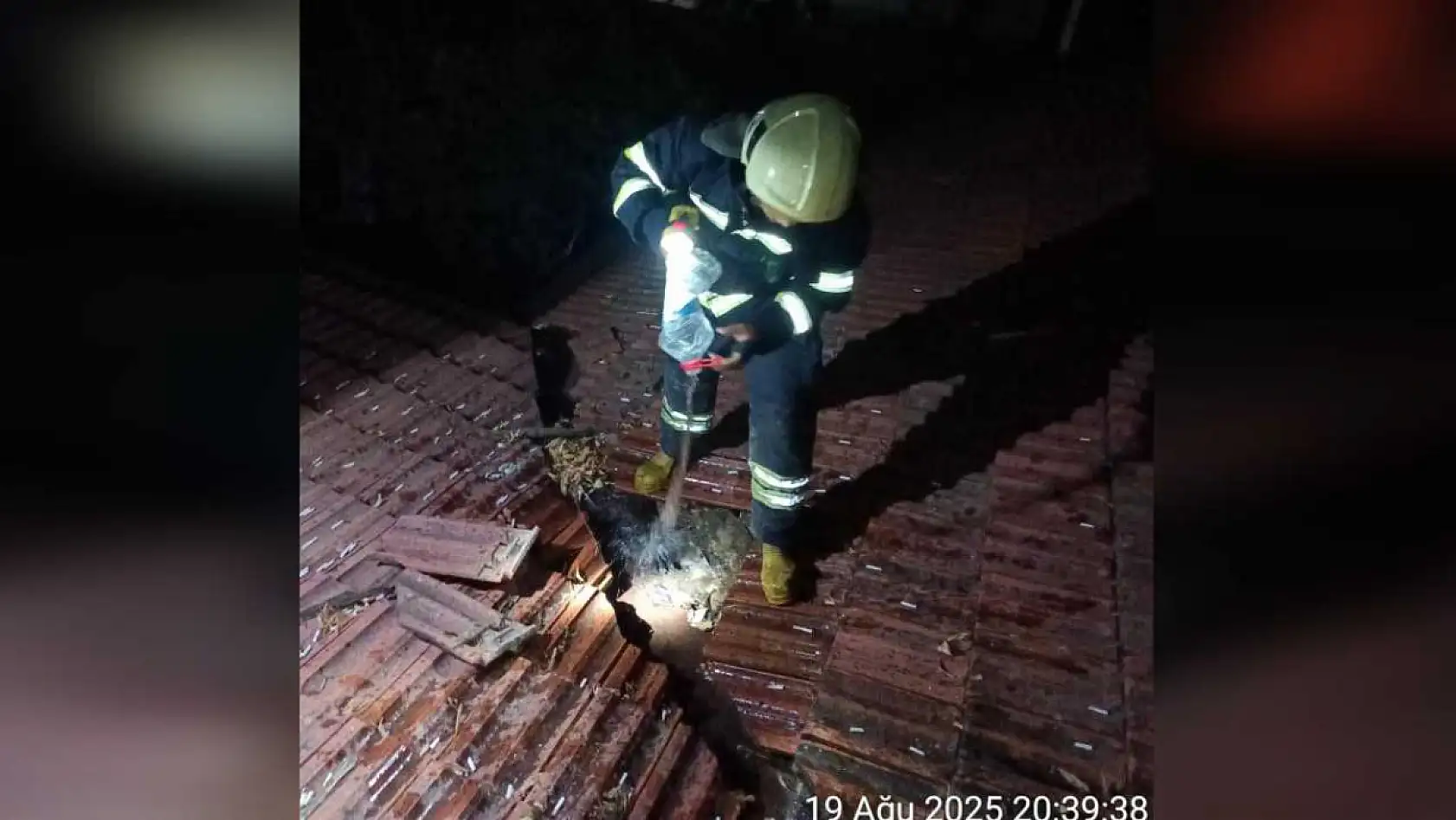 Menteşe'de çatıya atılan sigara itfaiyeyi alarma geçirdi