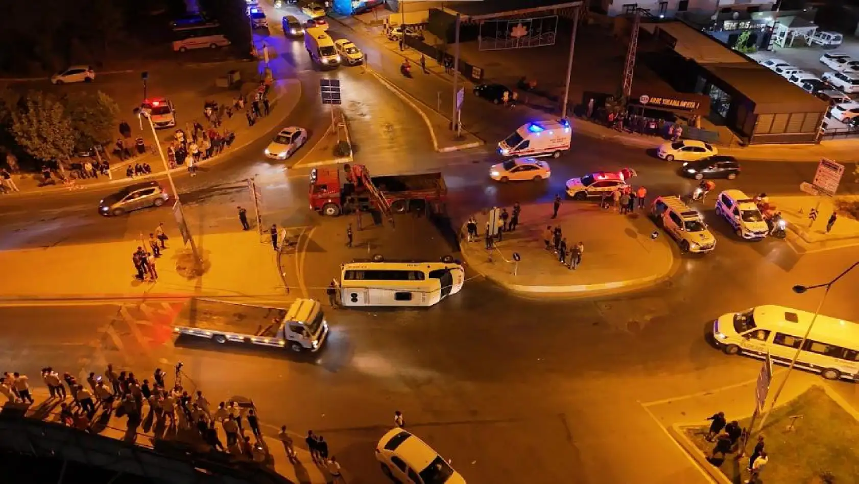 Aşırı süratli araç minibüsle çarpıştı: 10 yaralı