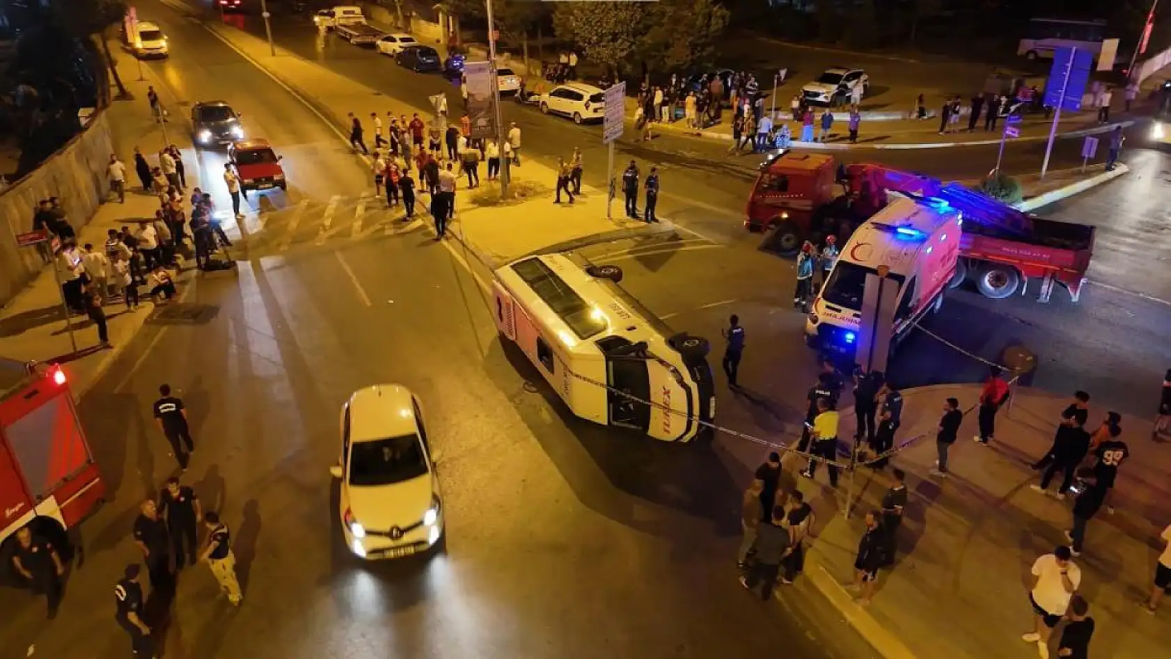 Aşırı süratli araç minibüsle çarpıştı: 10 yaralı