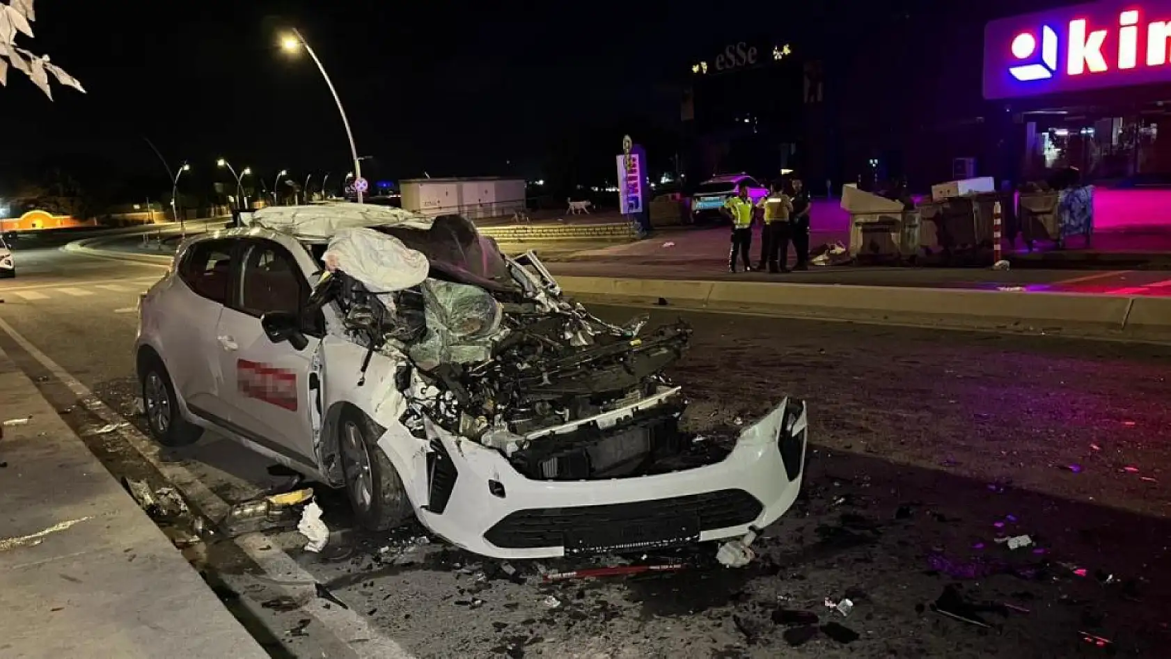 Otomobil, Tır'a arkadan çarptı : 1 ölü, 4 yaralı