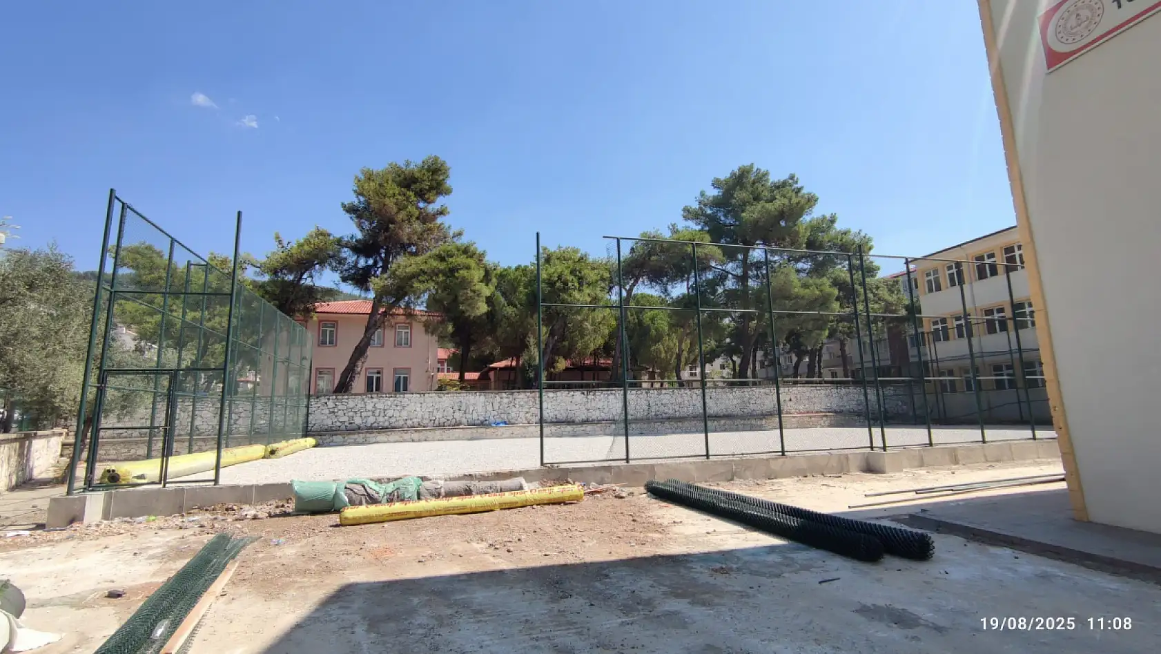 Menteşe'de 6 halı saha yapımı sürüyor