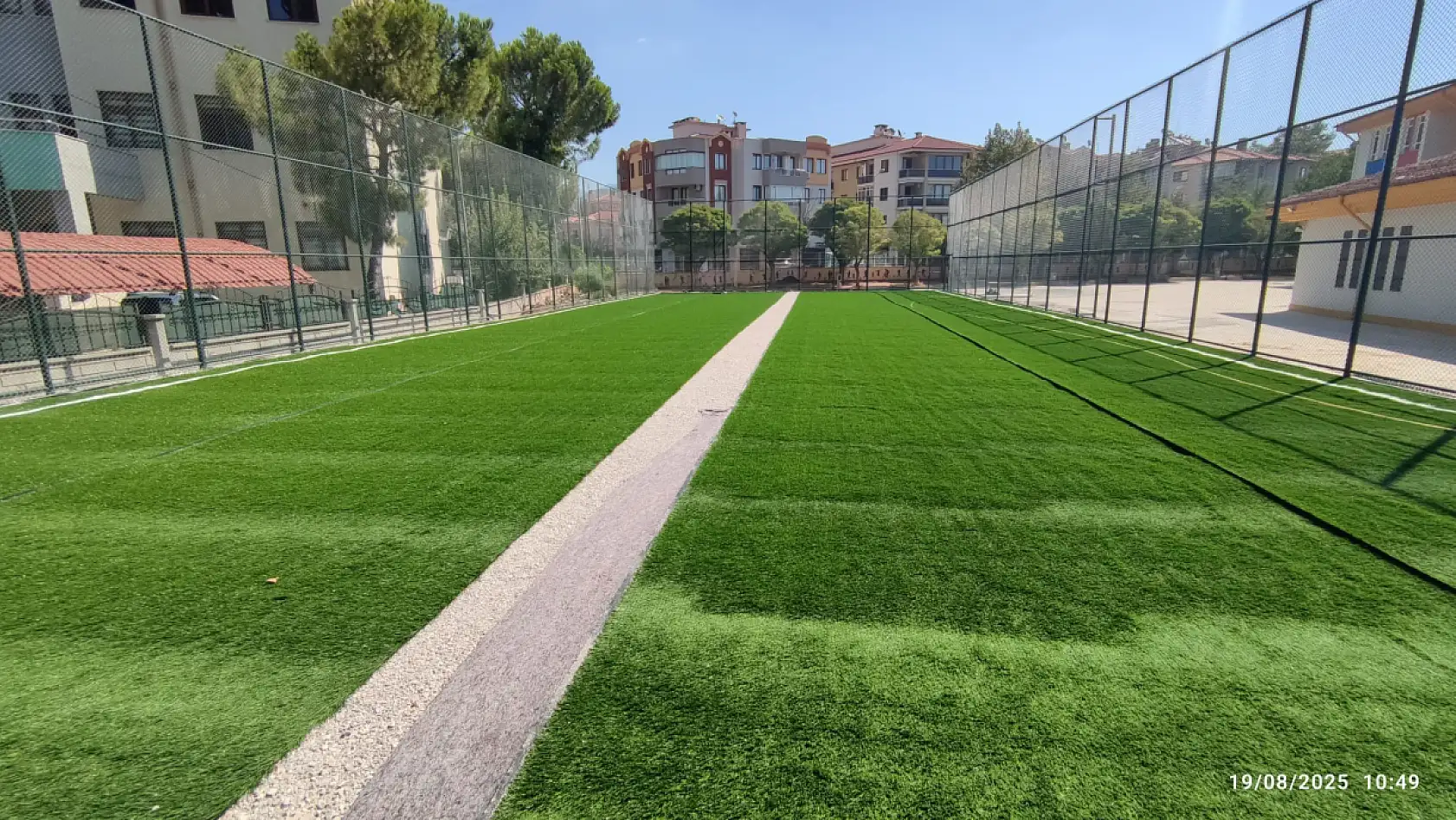 Menteşe'de 6 halı saha yapımı sürüyor