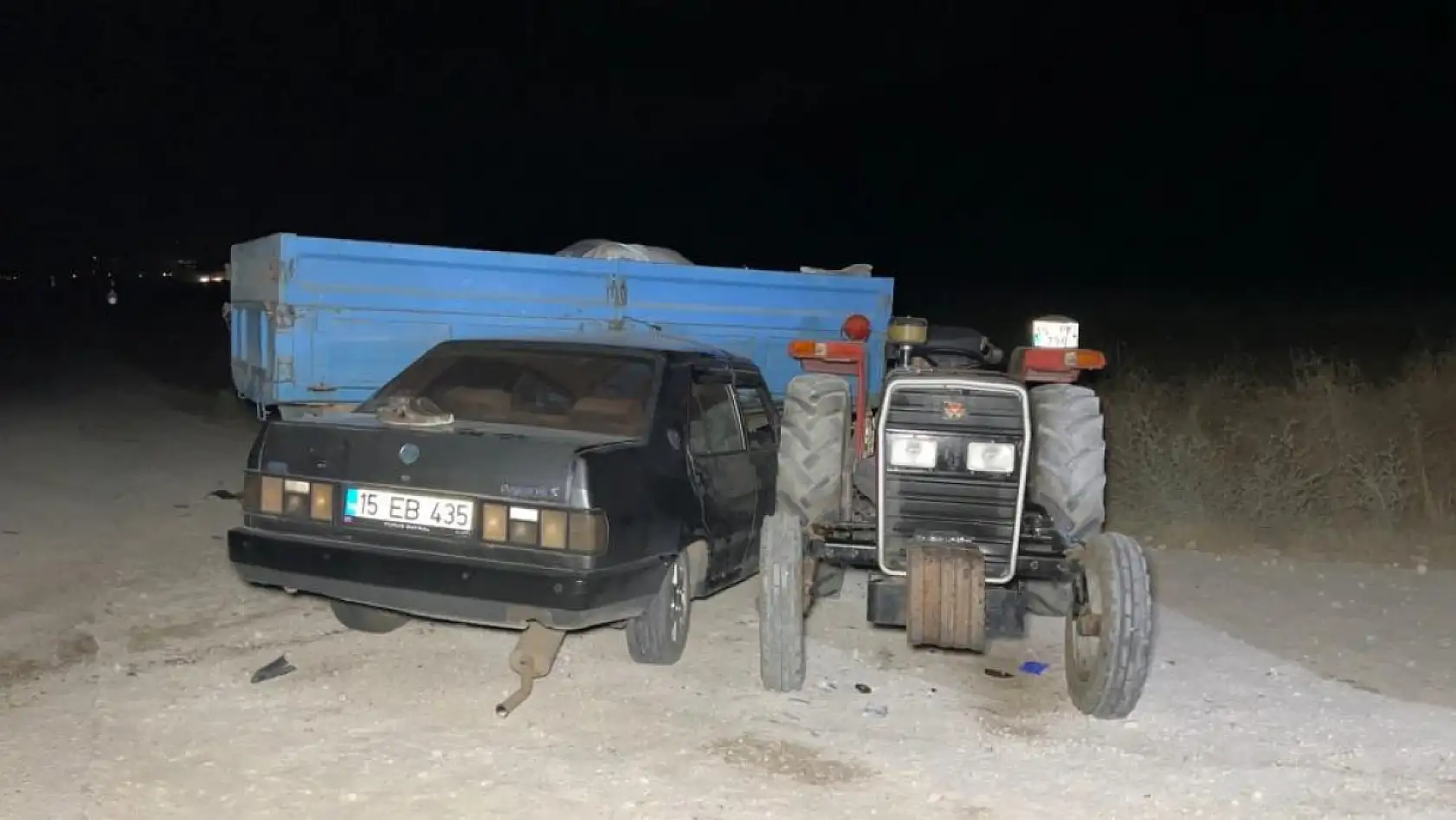 Feci kaza! Otomobil ile traktör çarpıştı, 1'i ağır 2 yaralı