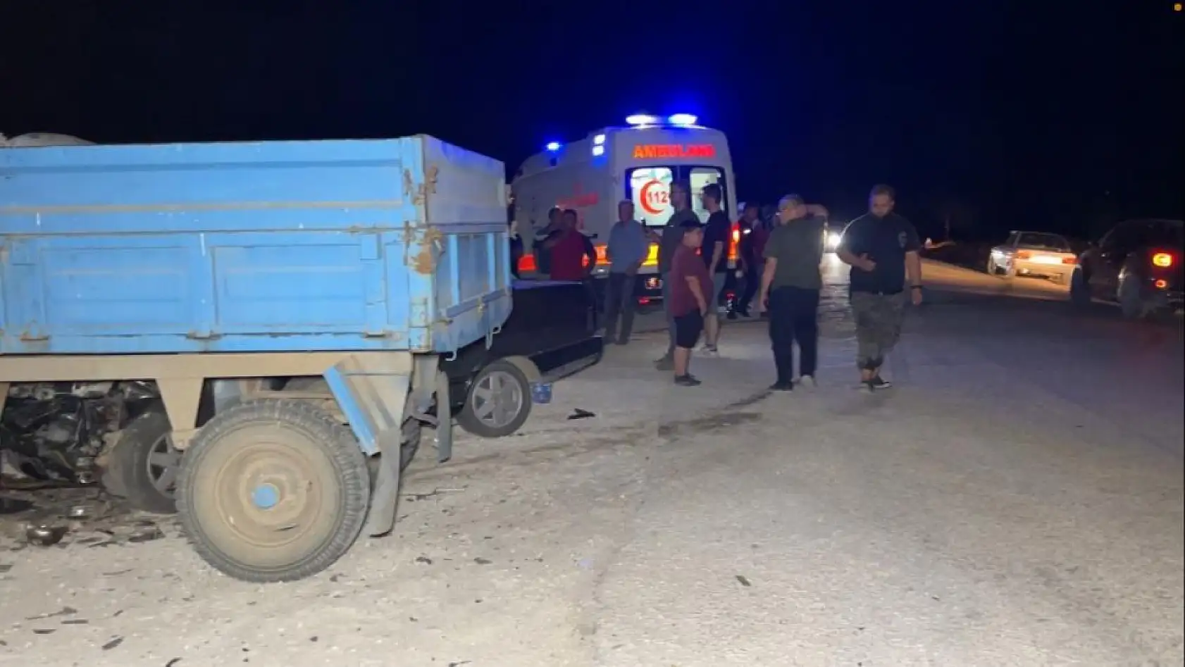 Feci kaza! Otomobil ile traktör çarpıştı, 1'i ağır 2 yaralı