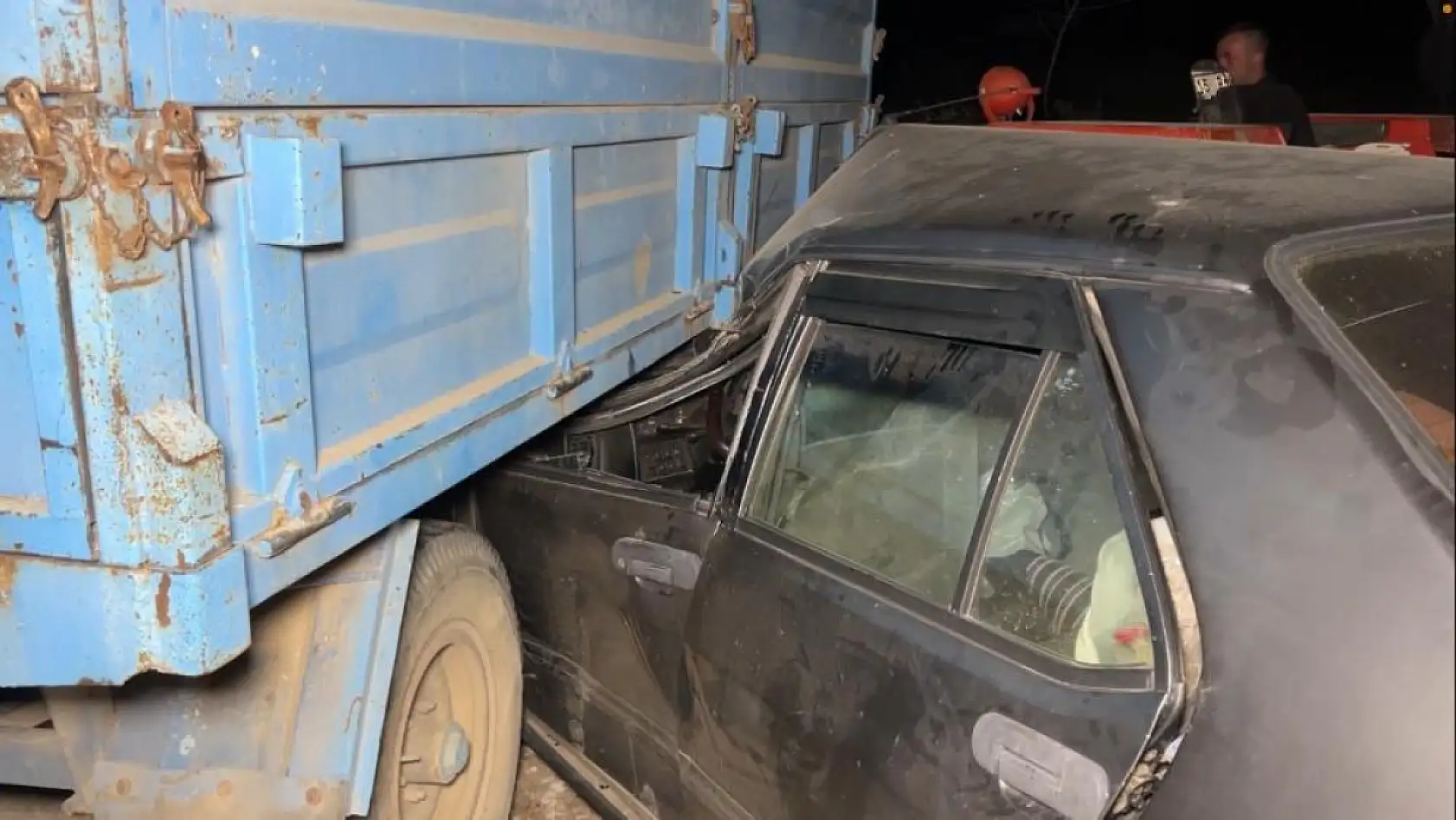 Feci kaza! Otomobil ile traktör çarpıştı, 1'i ağır 2 yaralı
