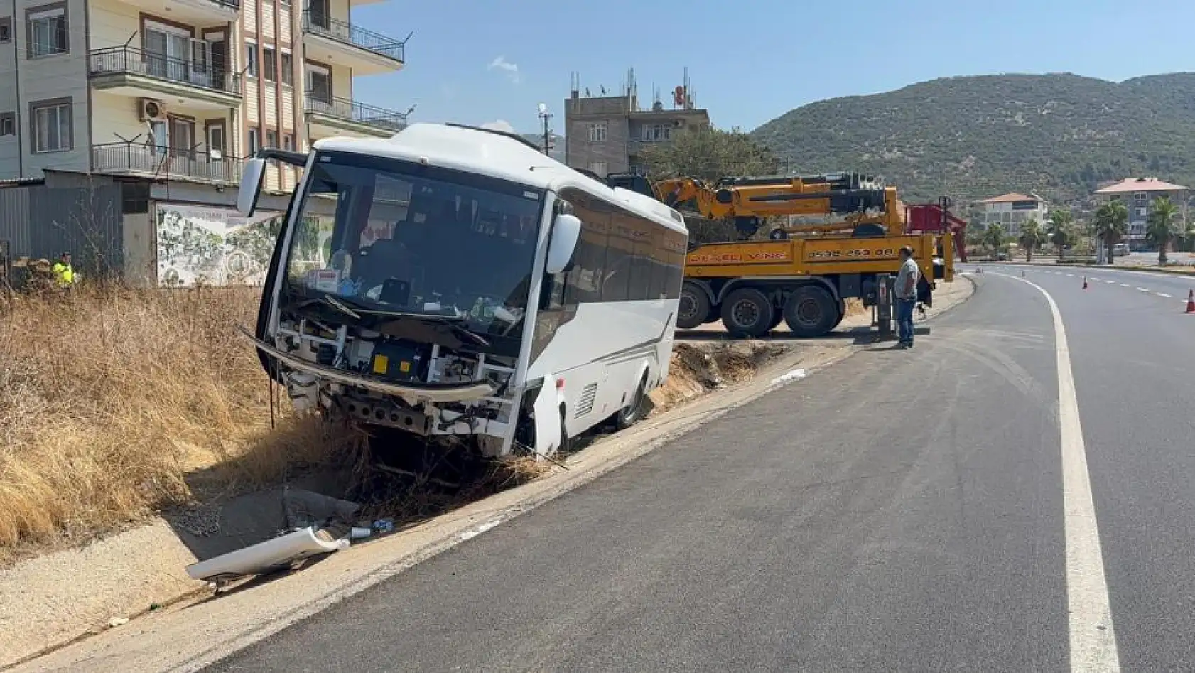 Antalya'da tur otobüsü drenaj hendeğine girdi: 23 yaralı