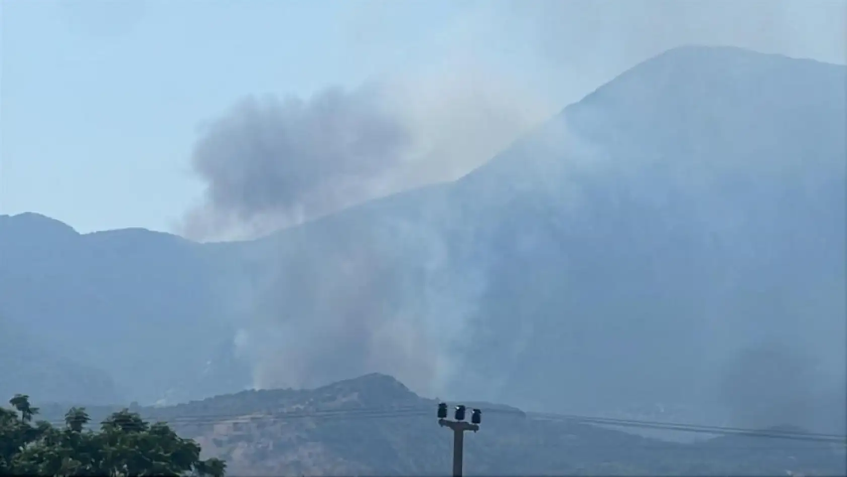Seydikemer'de Makilik Alanda Çıkan Yangın Ormana Sıçradı