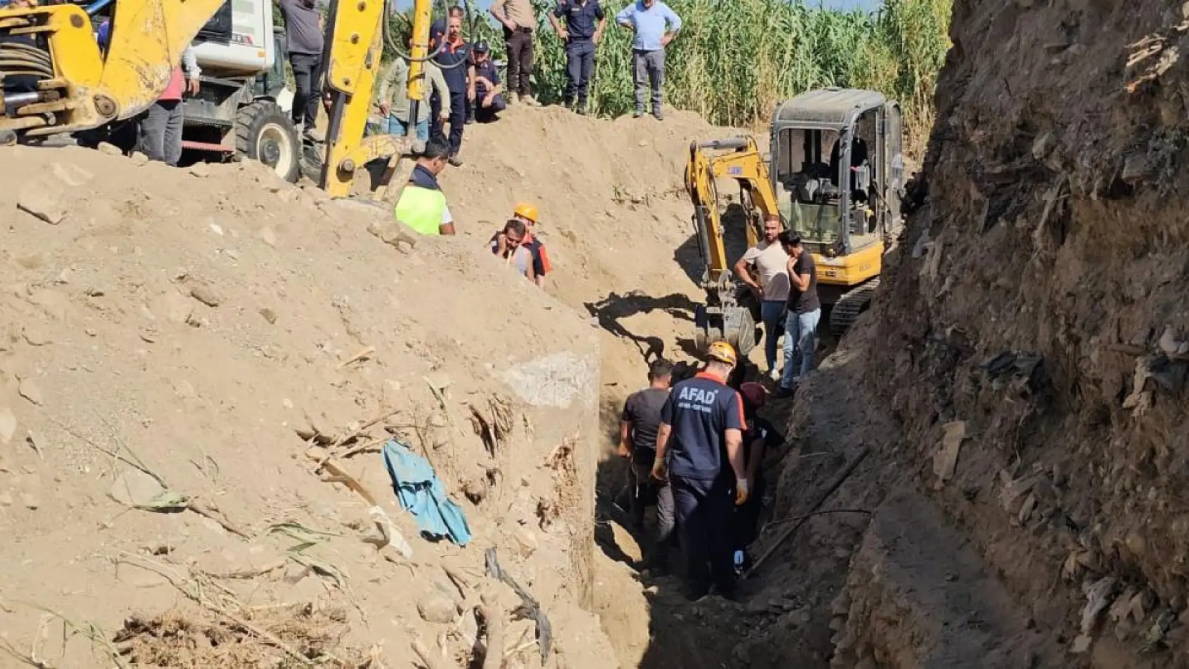 Babasına yardıma gelen oğul, göçük altında kaldı