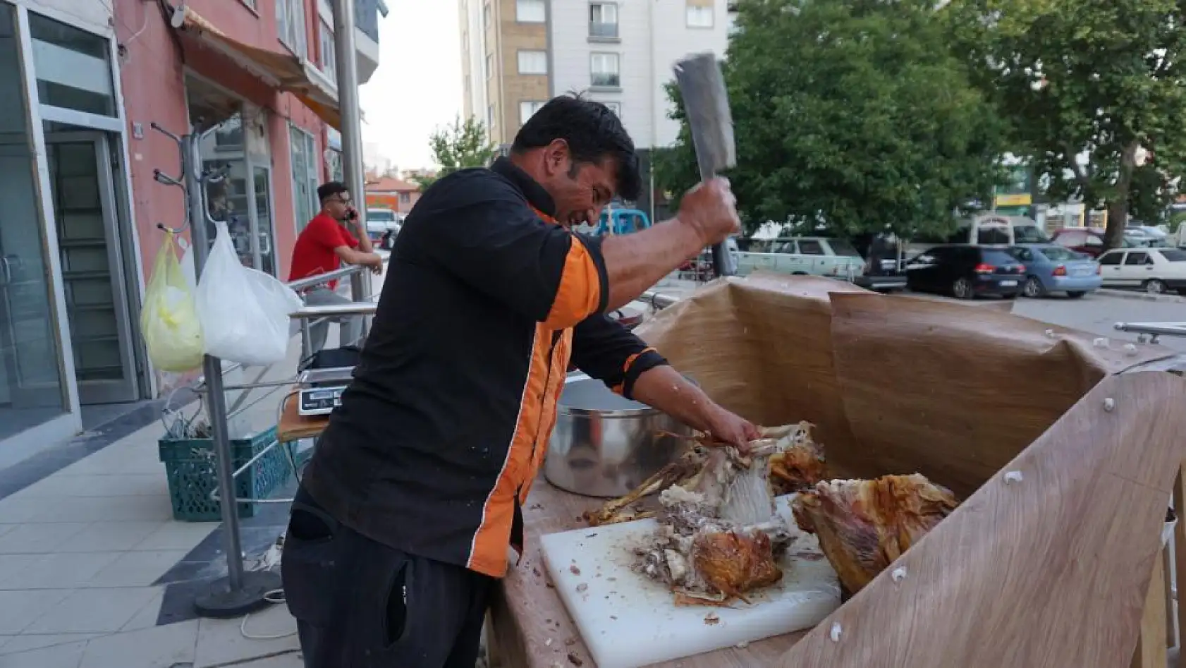 Babadan oğula aktarılan asırlık kuyu kebabı geleneği sürüyor