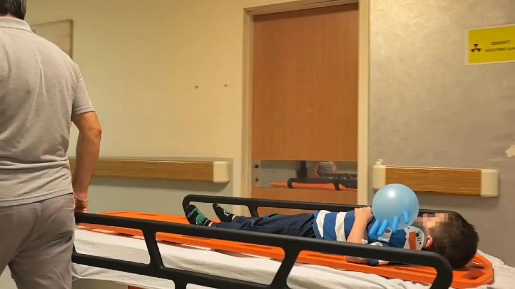 Yolun karşısına geçen aileye otomobil çarptı : 1 ölü, 3 yaralı