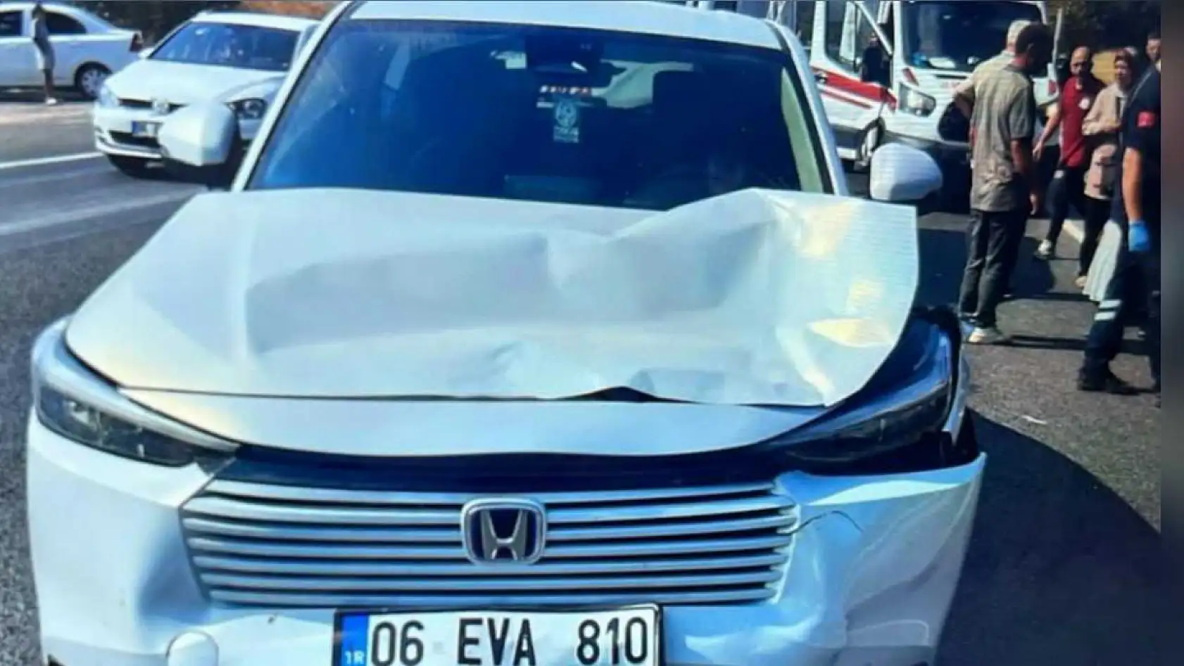 Yolun karşısına geçen aileye otomobil çarptı : 1 ölü, 3 yaralı