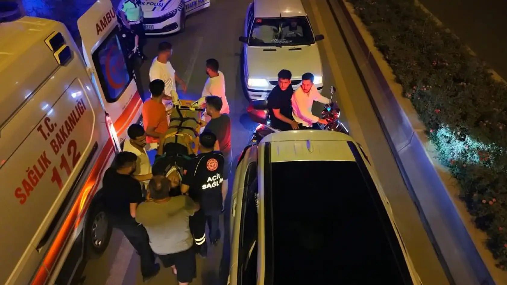Hurdaya dönen araçtan 3 genç sağ çıkarıldı, vatandaşlar ekiplerin müdahale anını böyle izledi