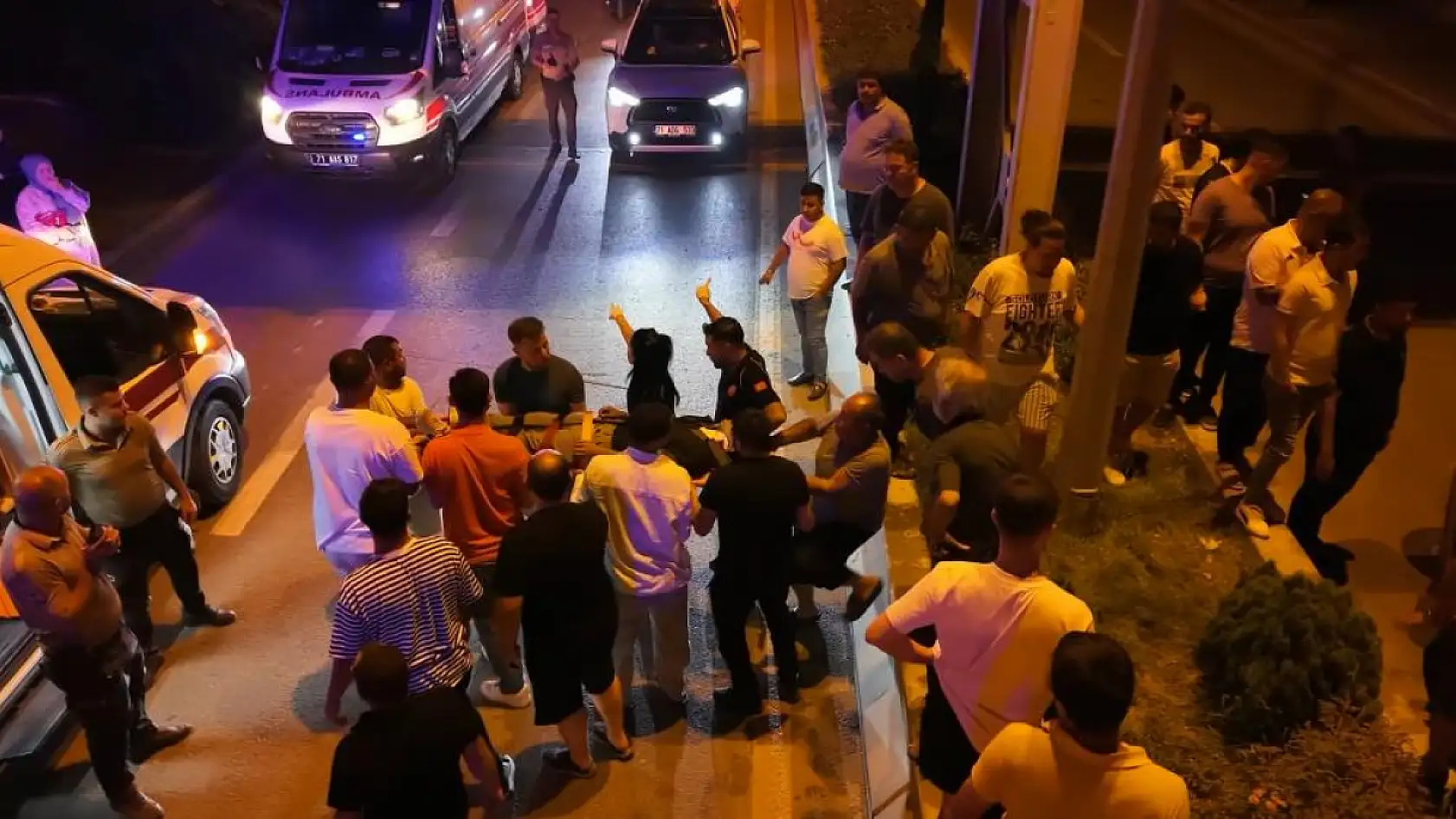 Hurdaya dönen araçtan 3 genç sağ çıkarıldı, vatandaşlar ekiplerin müdahale anını böyle izledi