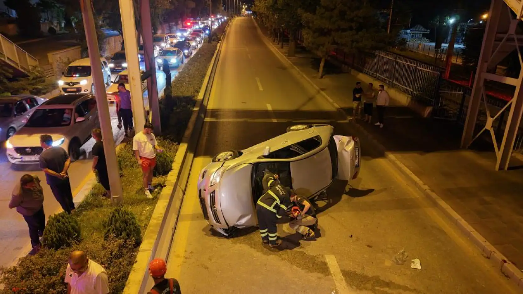 Hurdaya dönen araçtan 3 genç sağ çıkarıldı, vatandaşlar ekiplerin müdahale anını böyle izledi