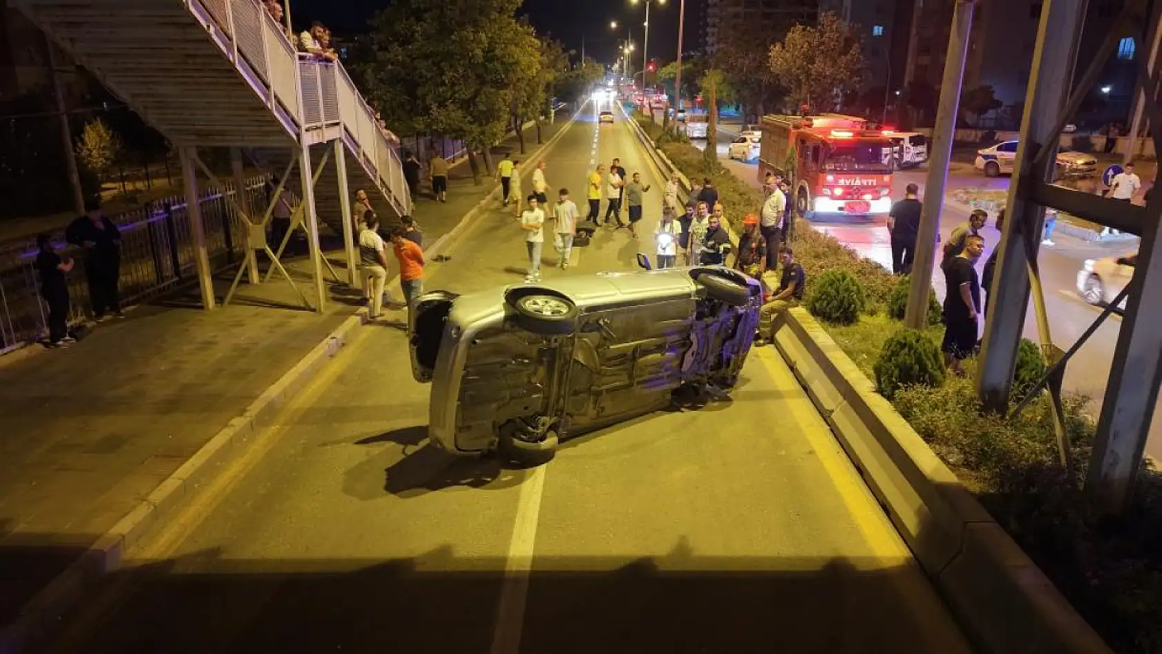 Hurdaya dönen araçtan 3 genç sağ çıkarıldı, vatandaşlar ekiplerin müdahale anını böyle izledi