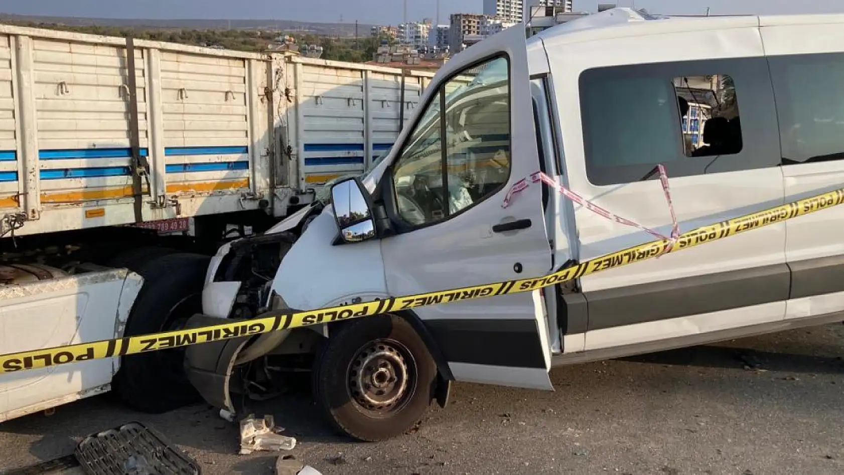 Öğrencileri Mersin'e tatile getiren minibüs kaza yaptı: 2 ölü, 10 yaralı