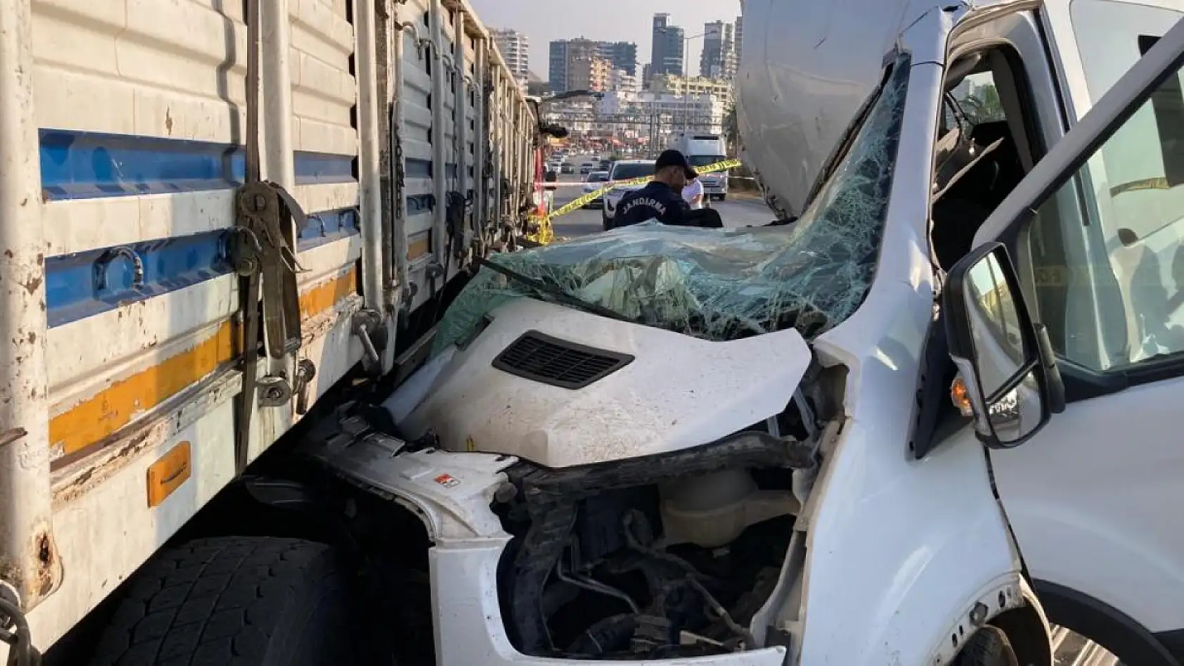 Öğrencileri Mersin'e tatile getiren minibüs kaza yaptı: 2 ölü, 10 yaralı