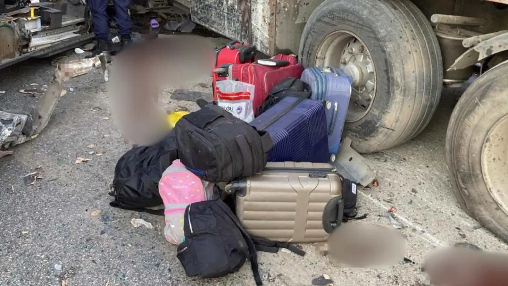 Öğrencileri Mersin'e tatile getiren minibüs kaza yaptı: 2 ölü, 10 yaralı