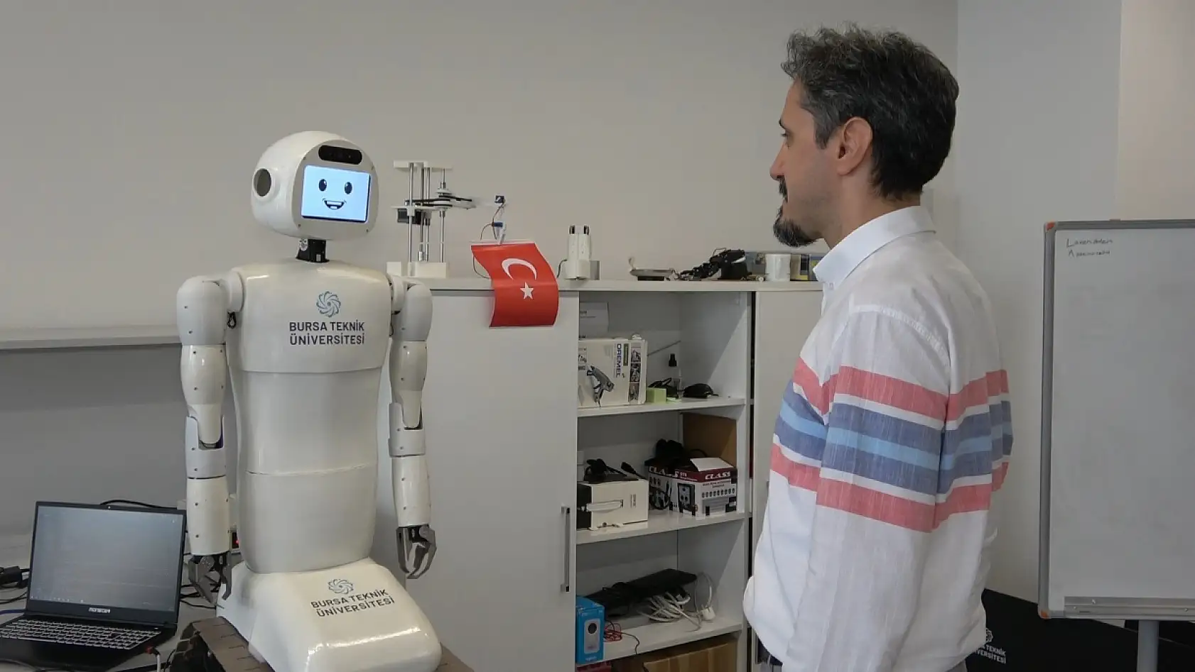 Türk üniversitelerinde bir ilk: Yapay zeka destekli insansı robot geliştirildi