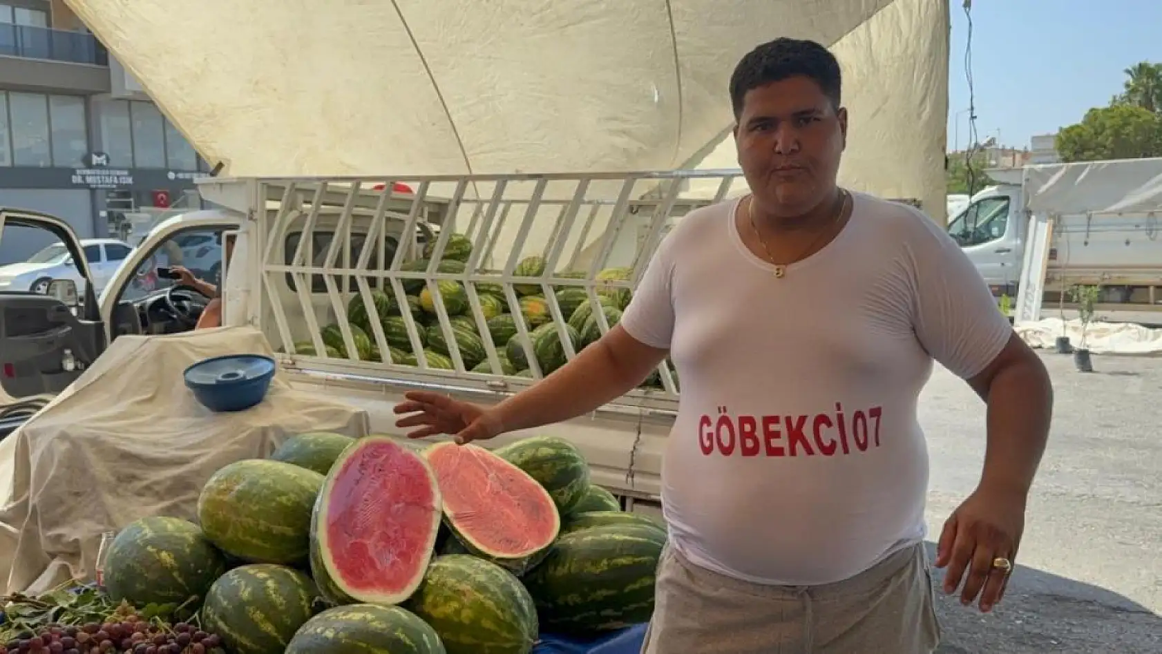 Göbek atarak karpuz satıyor