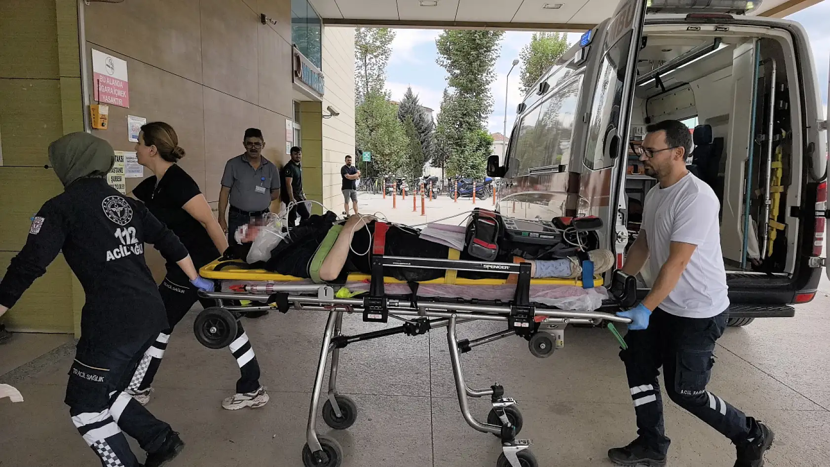 Devrilen motosiklet bariyerlere çarptı: Baba öldü, kızı ağır yaralandı