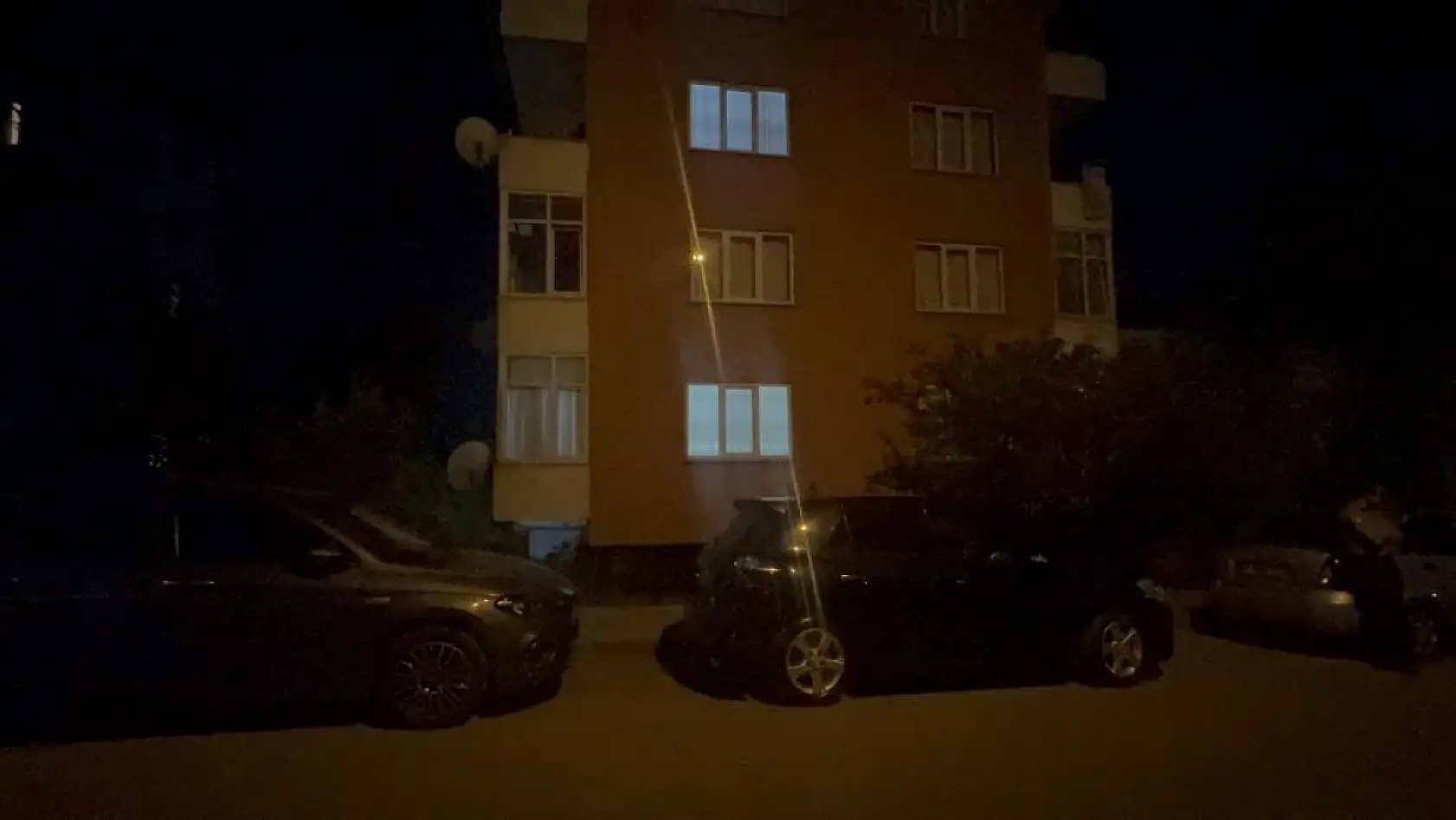 Karısını öldürüp, kendini vurdu