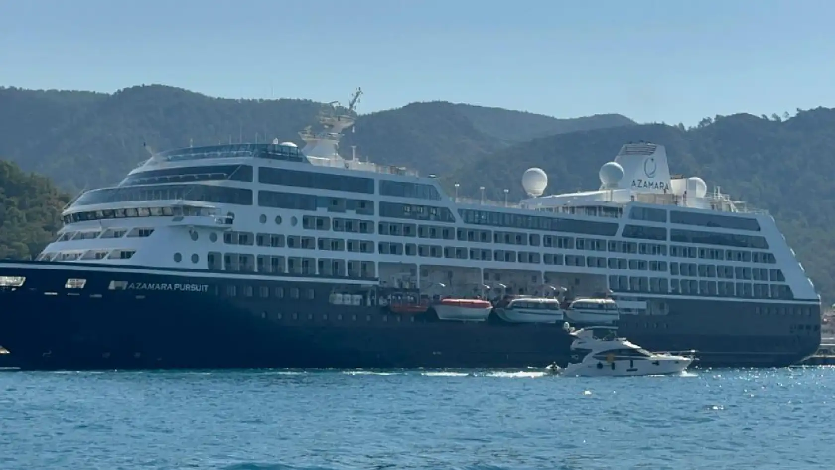 Marmaris'e iki dev yolcu gemisi geldi