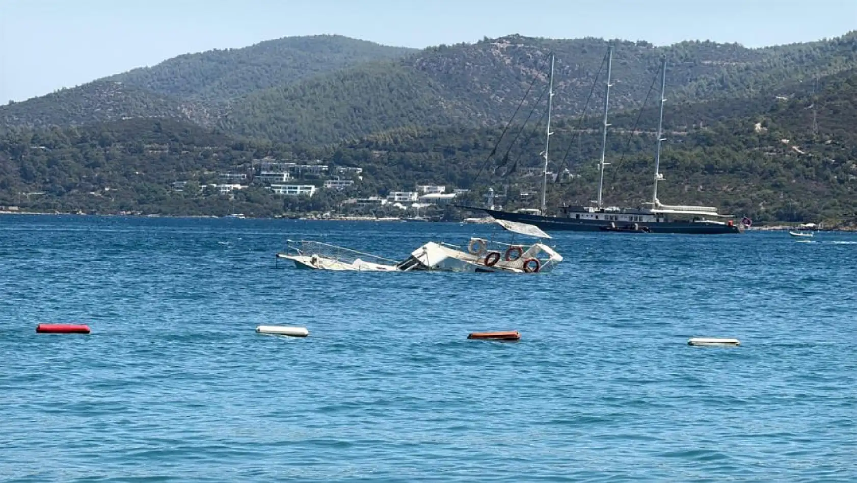 Bodrum Torba Koyu'nda Ahşap Tekne Battı