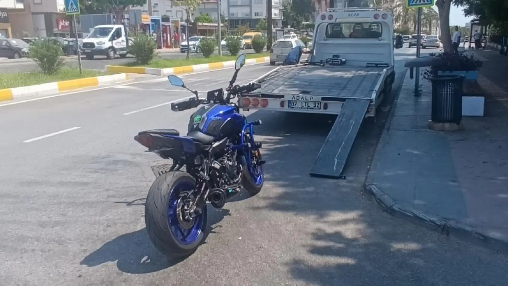 Motosikletle akrobatik hareketler yapıp sosyal medyasından paylaştı, ceza üstüne ceza yedi