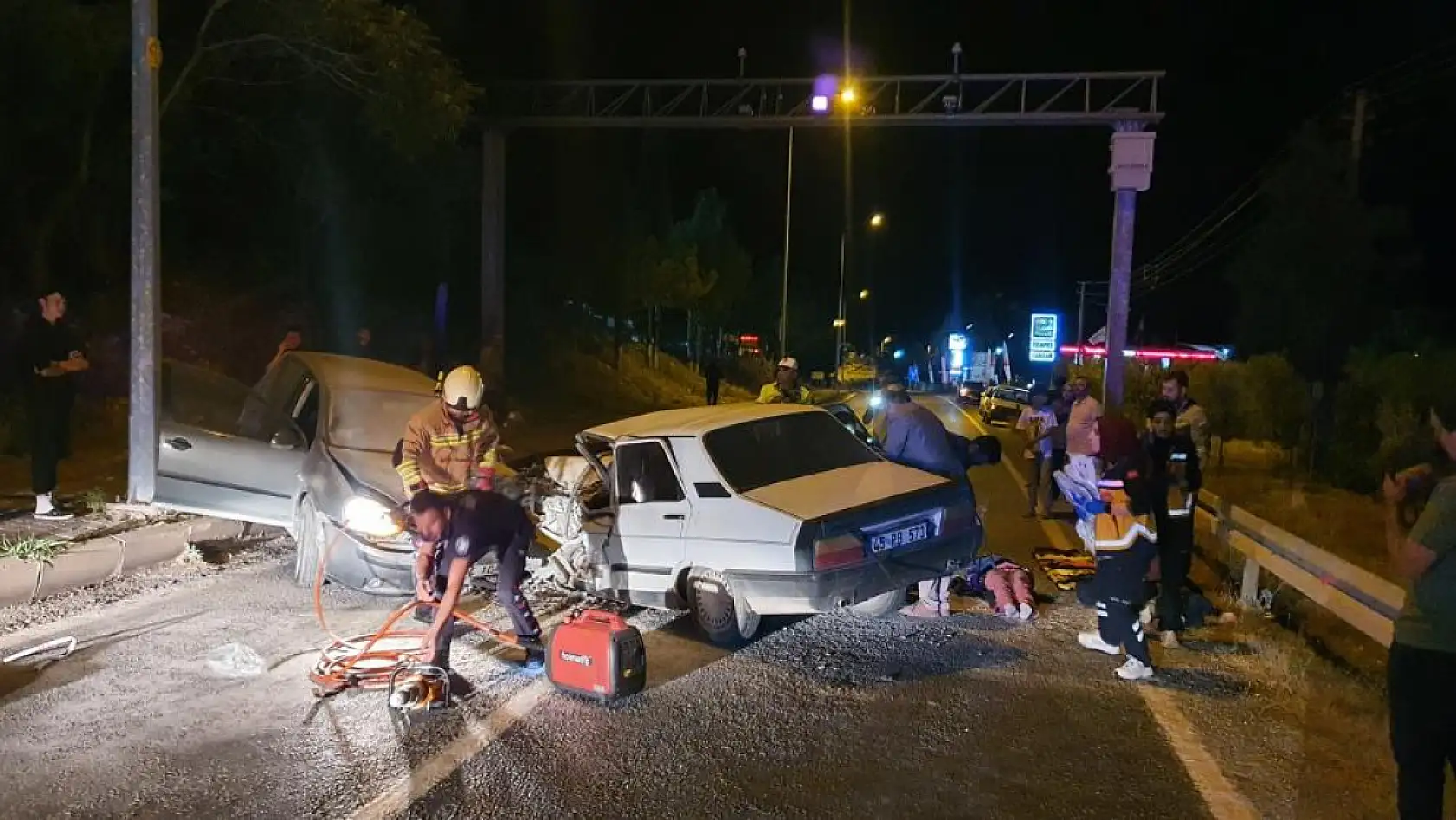 İki otomobil kafa kafaya çarpıştı: 7 yaralı