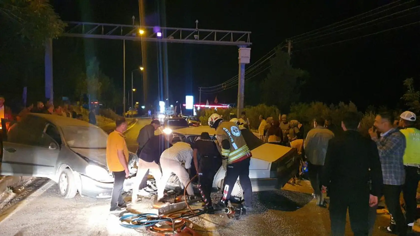 İki otomobil kafa kafaya çarpıştı: 7 yaralı