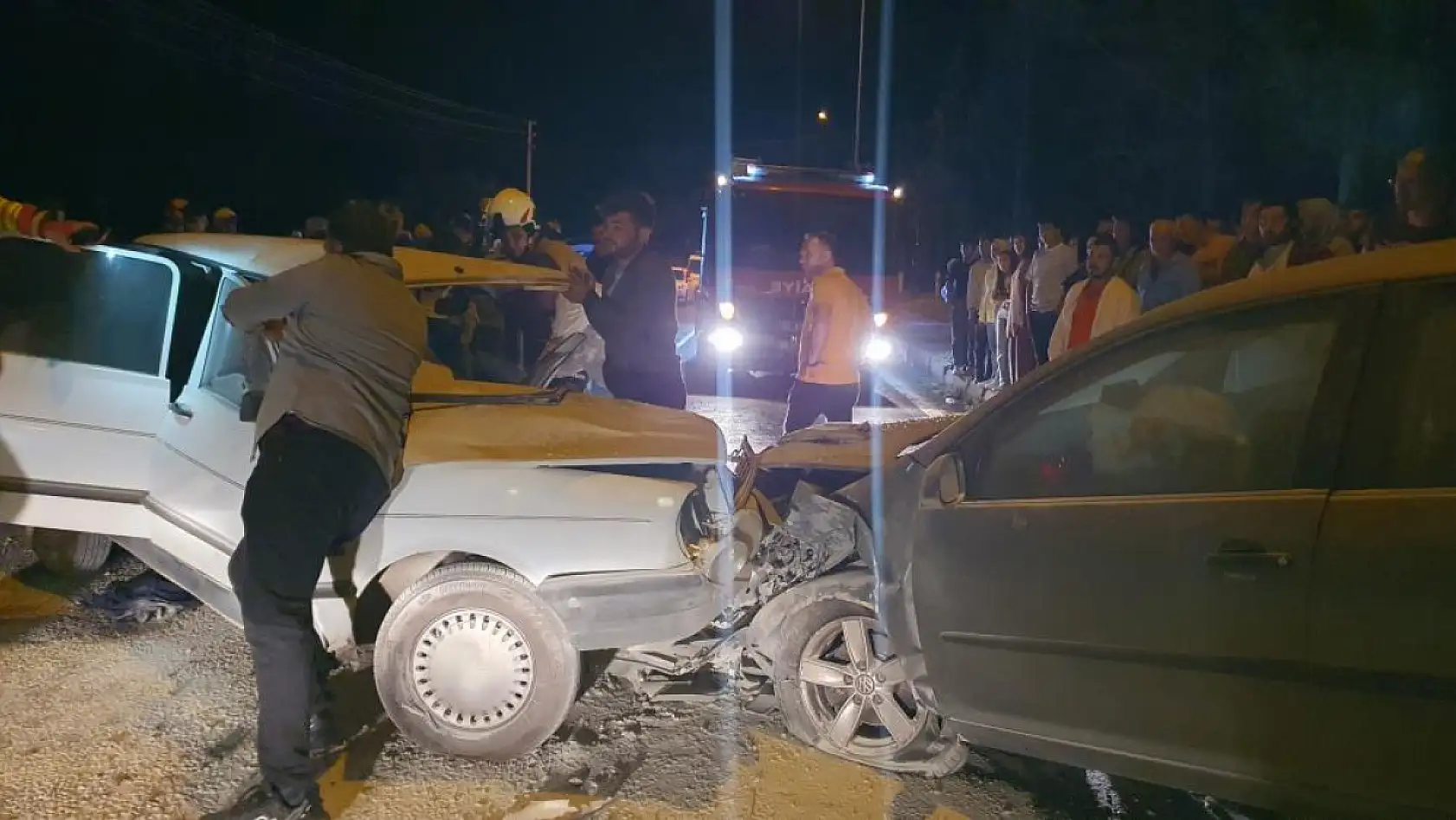 İki otomobil kafa kafaya çarpıştı: 7 yaralı