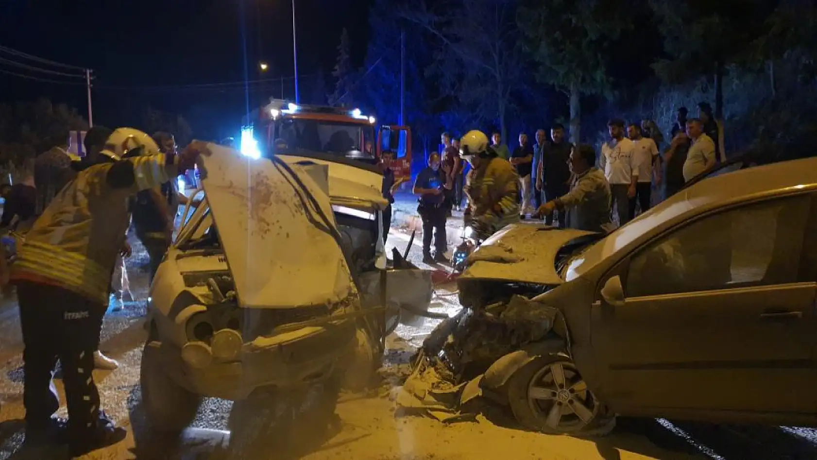 İki otomobil kafa kafaya çarpıştı: 7 yaralı