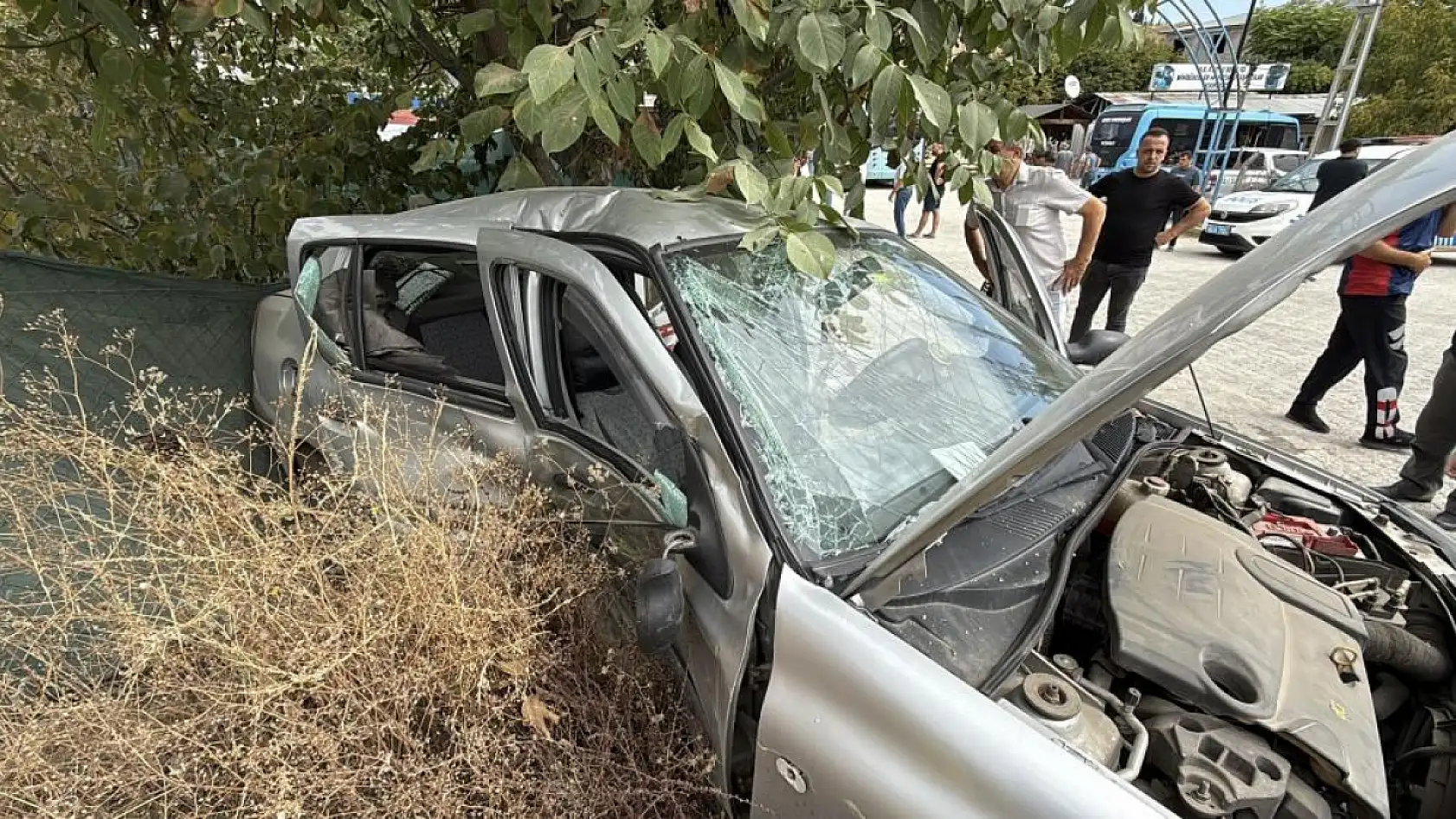 Feci kaza: 1 çocuk ağır yaralandı, hamile kadın bebeğini kaybetti