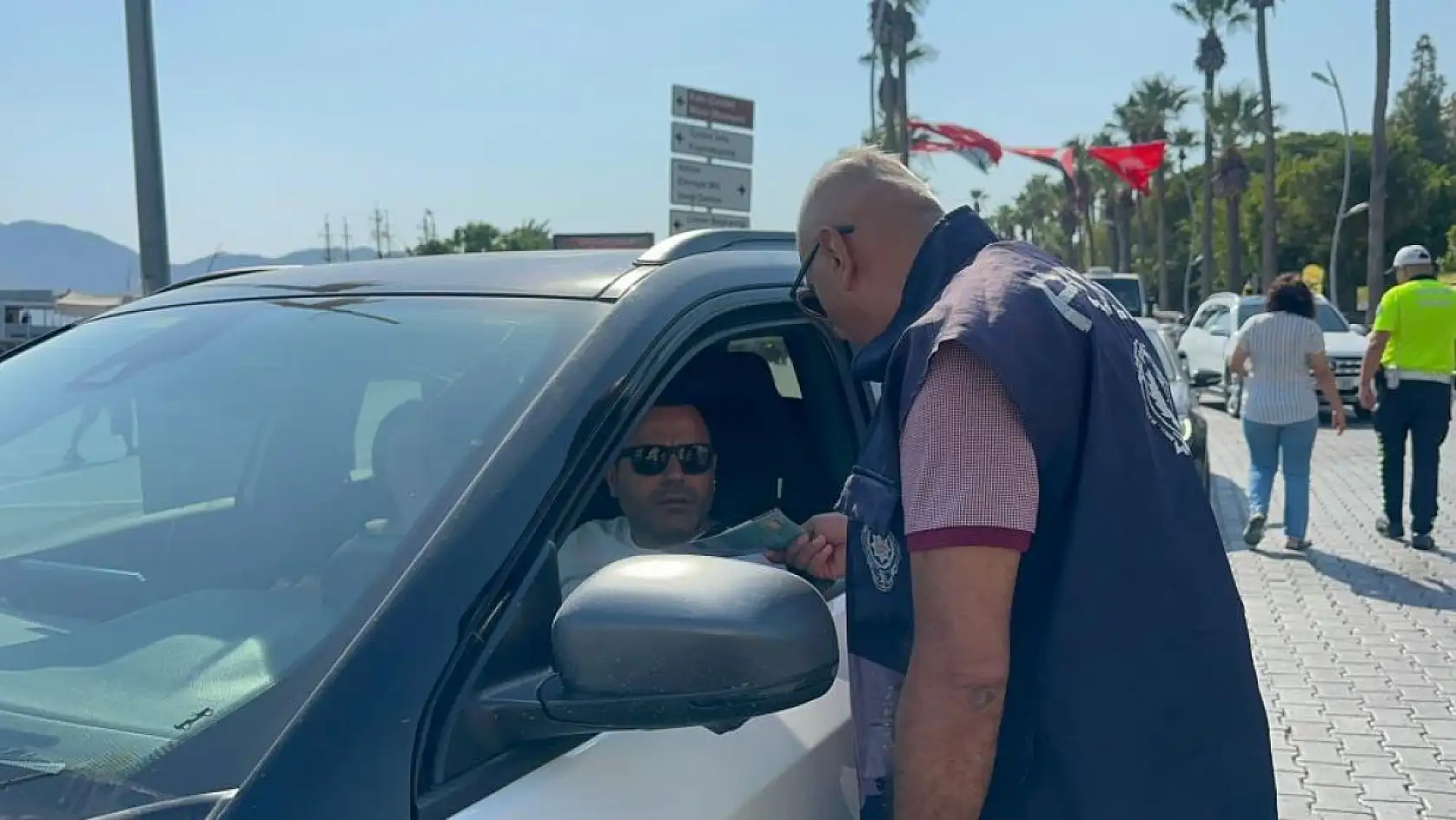 Marmaris'te araçlara tütün kullanımına yönelik denetim