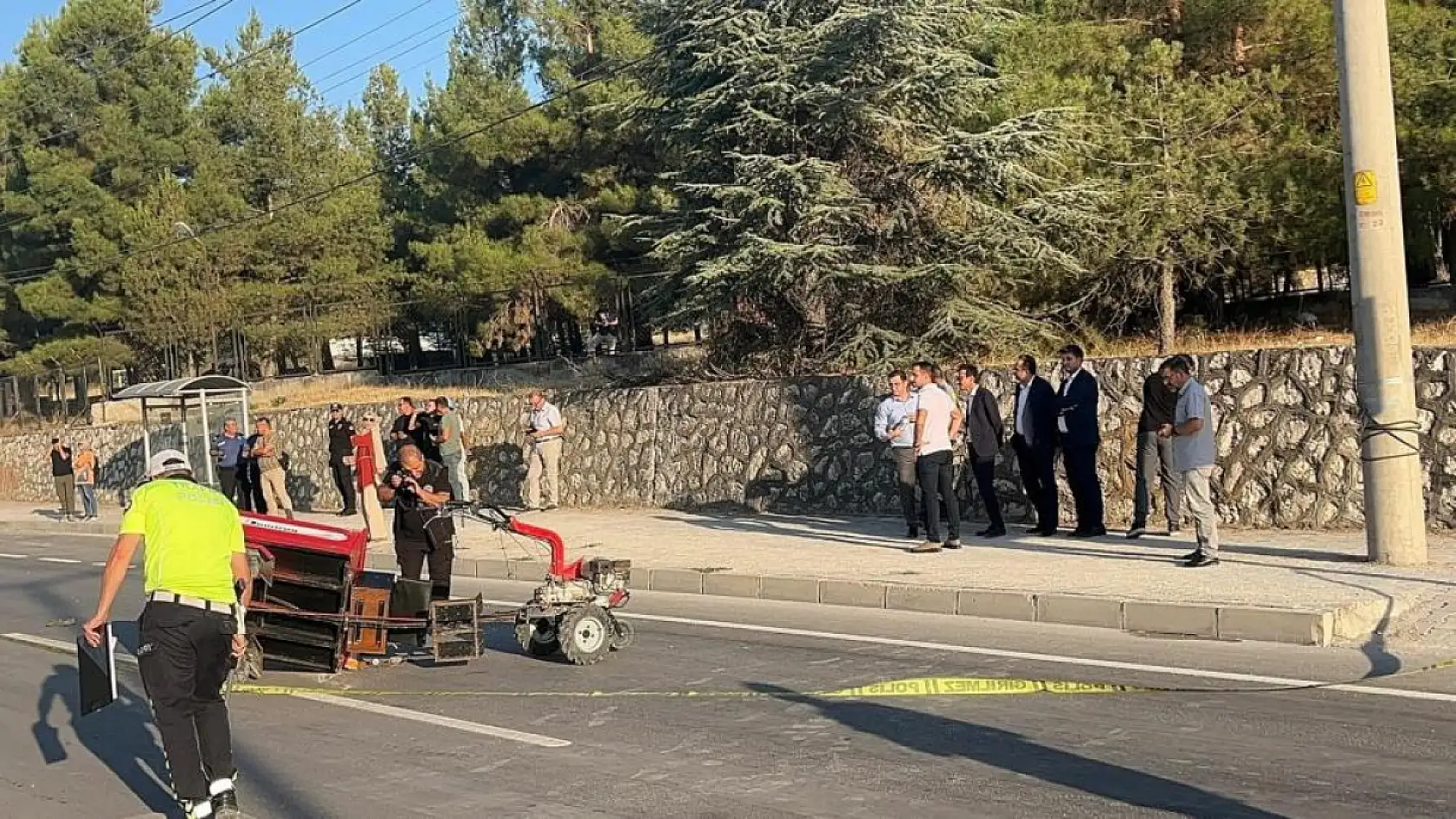 Aniden yola çıkan tarım aracına otomobil çarptı, yola düşen sürücü başka bir aracın altında can verdi