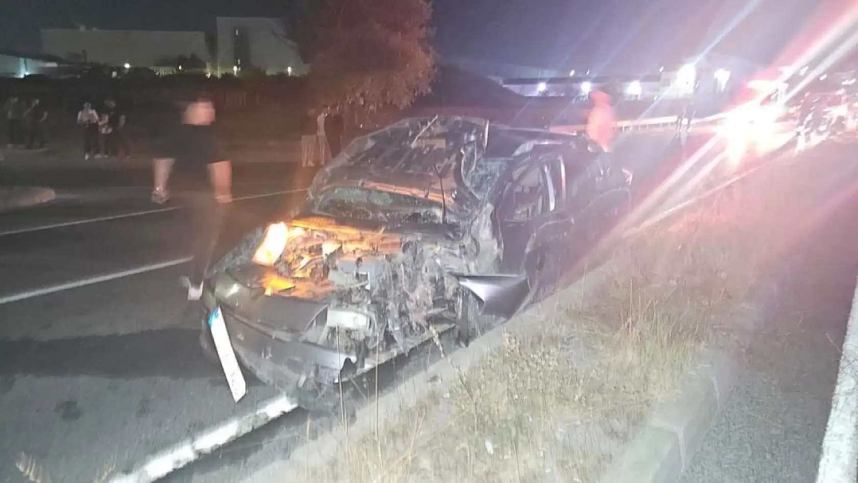 Otomobil Direğe Çarptı: Genç Kız Öldü, 2 Yaralı