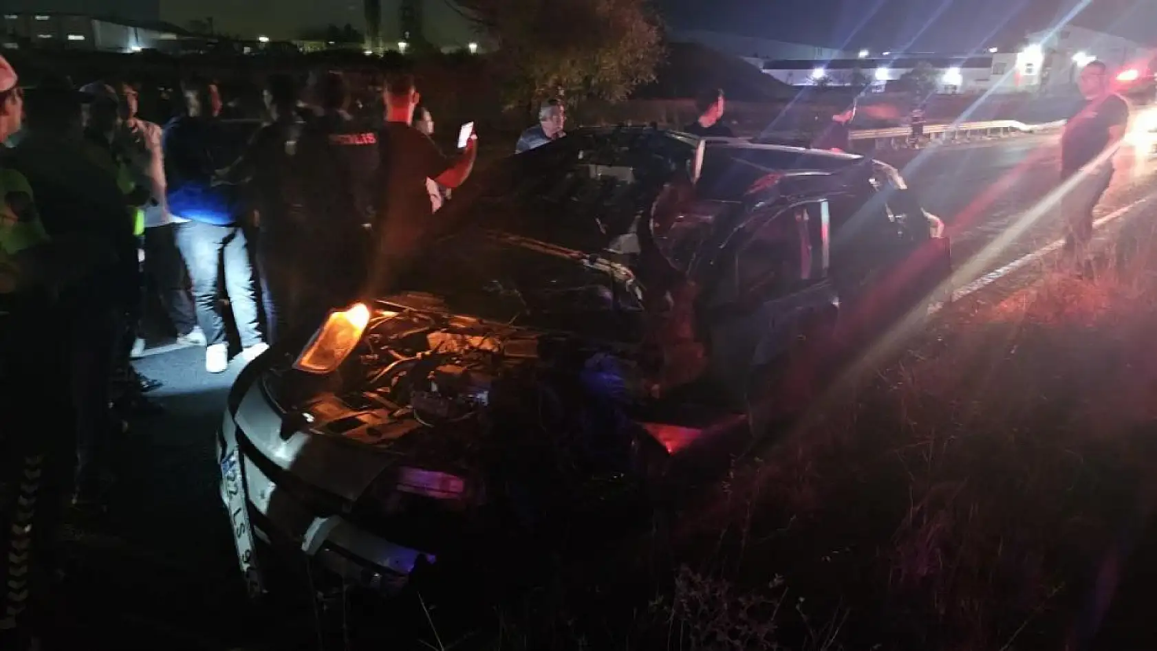 Otomobil Direğe Çarptı: Genç Kız Öldü, 2 Yaralı