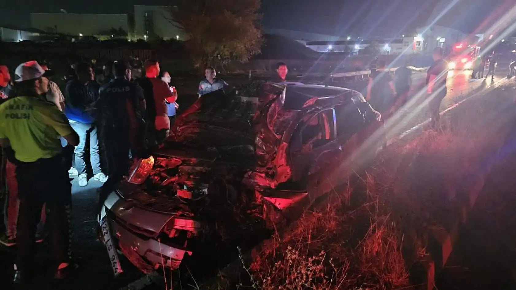 Otomobil Direğe Çarptı: Genç Kız Öldü, 2 Yaralı