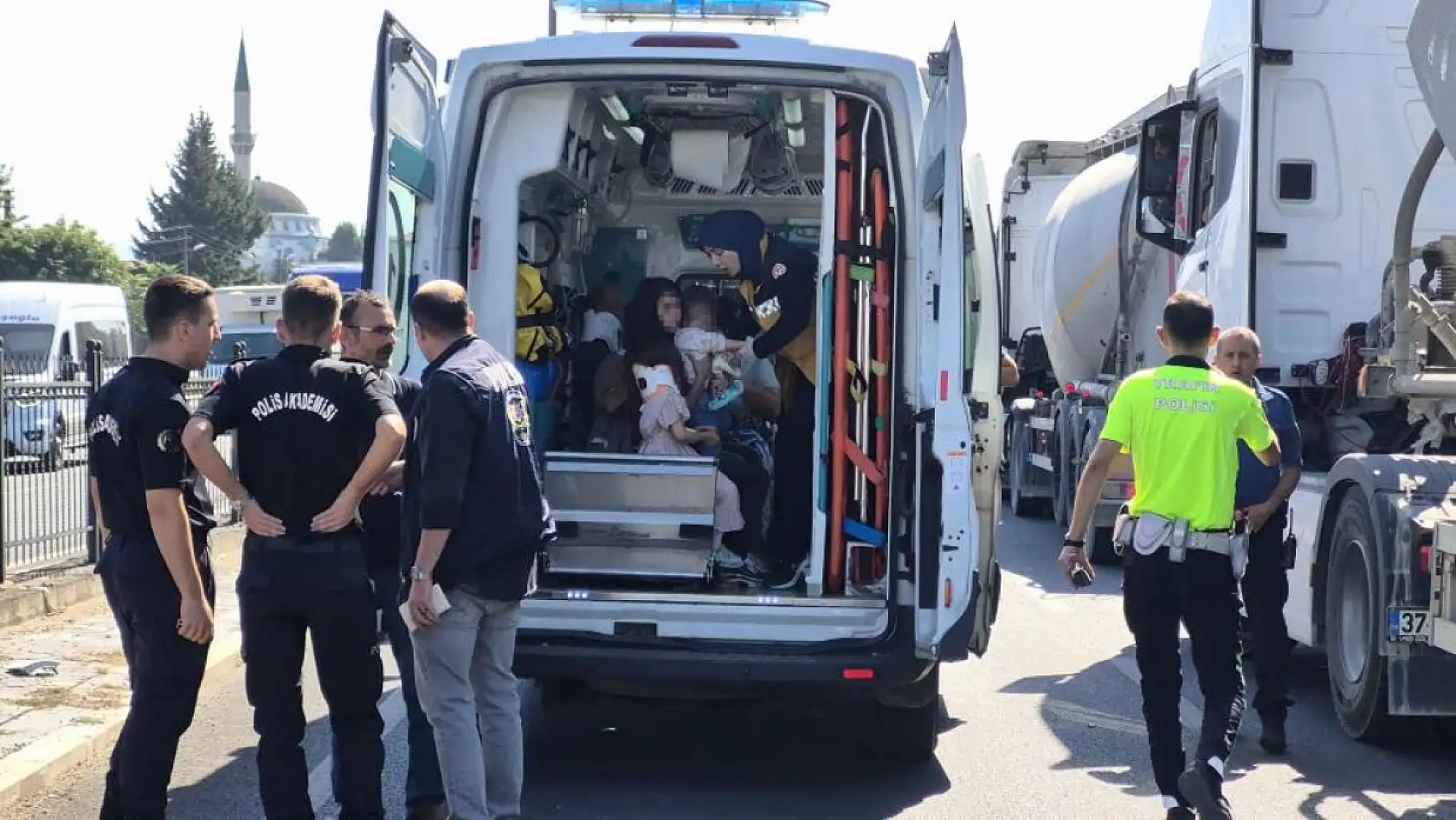 Çimento yüklü silobas otomobile çarptı: 2'si çocuk 7 kişi yaralı