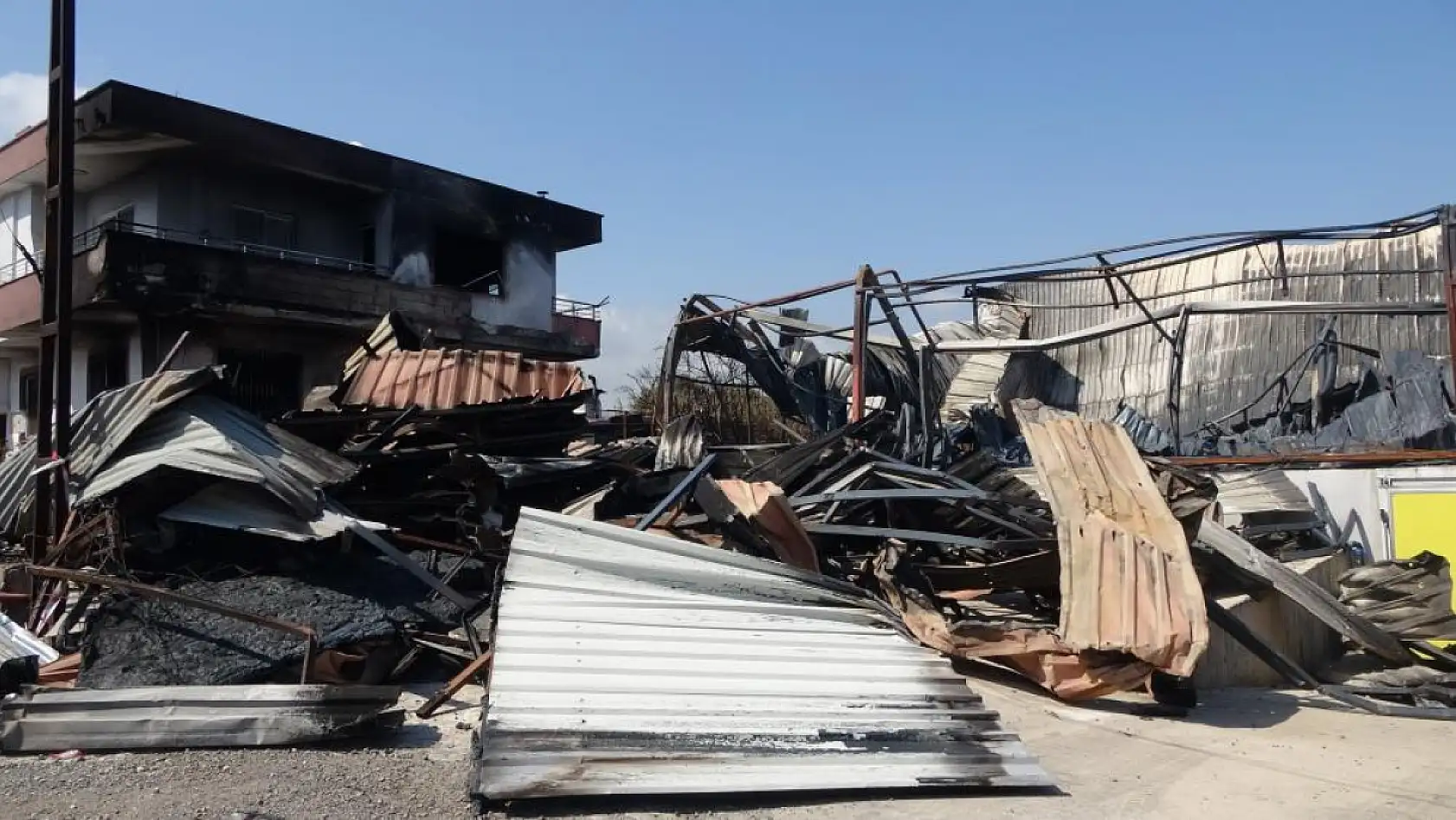 25 yıllık emek kundaklamayla kül oldu: En mutlu günlerini komşu zehire çevirmiş