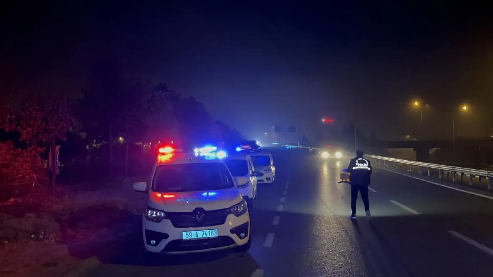 Sabaha karşı korkunç olay: Arabanın altında metrelerce sürüklenerek can verdi