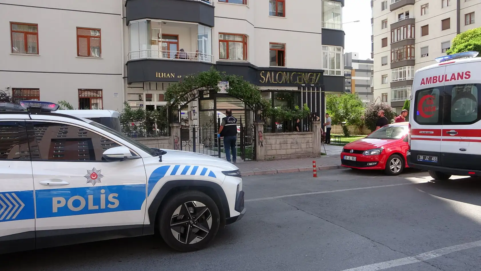 Evinde tabancayla vurulmuş halde bulundu