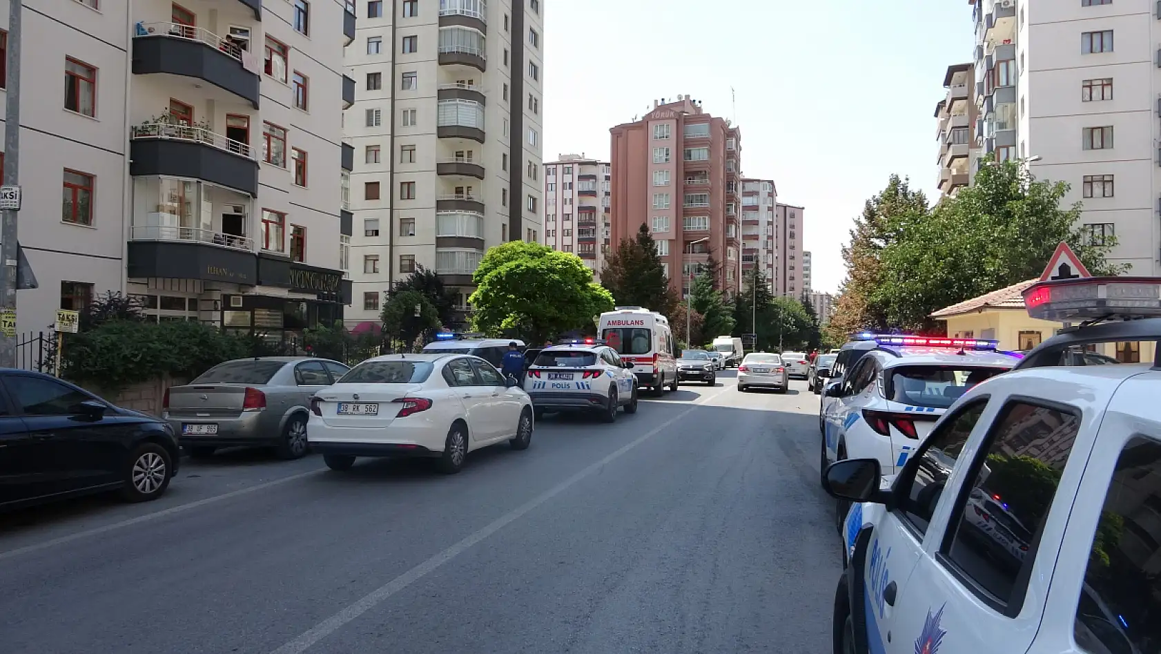 Evinde tabancayla vurulmuş halde bulundu