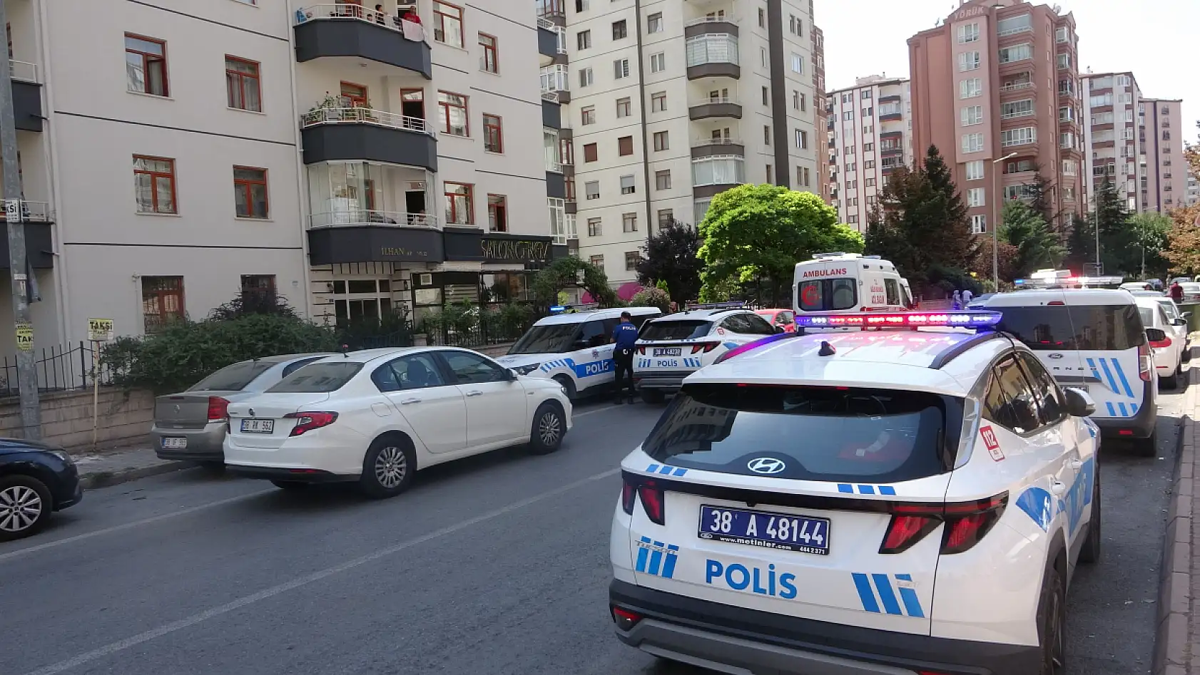 Evinde tabancayla vurulmuş halde bulundu