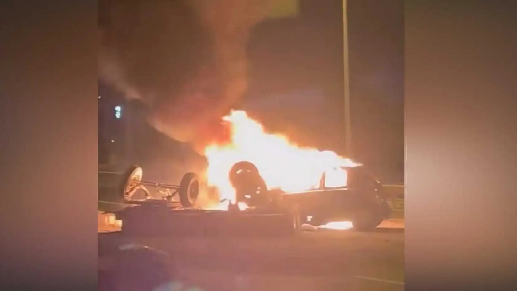 Traktöre çarpıp yanan otomobildeki anne-kız yaralandı