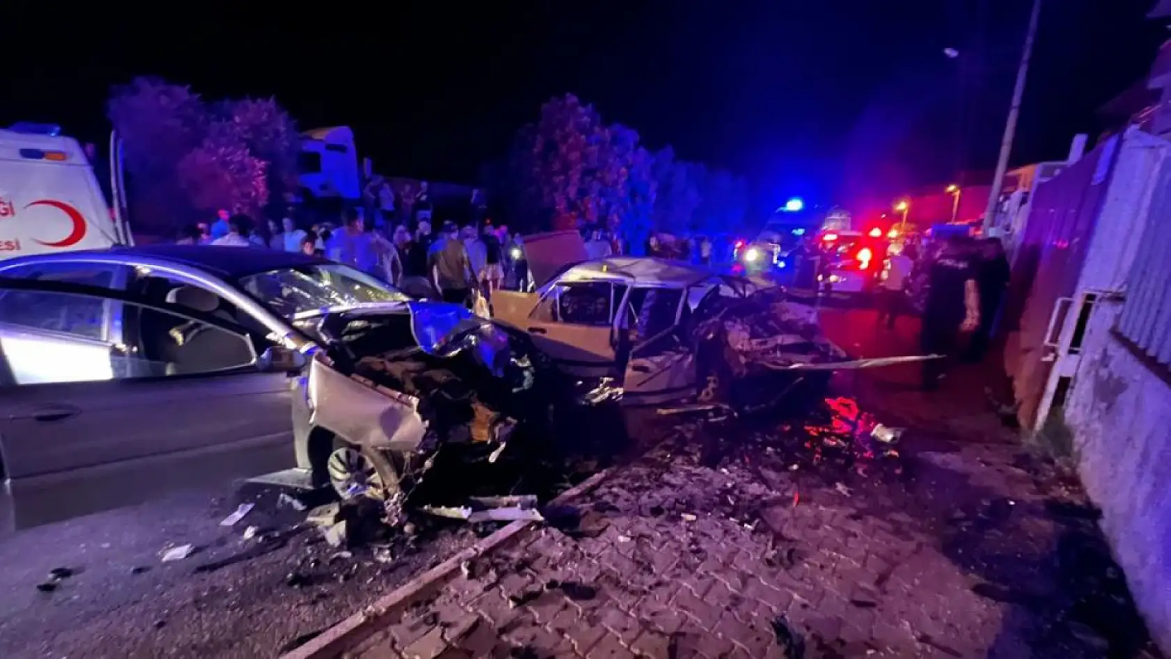 İki Otomobil Çarpıştı: 3'ü Ağır 8 Yaralı